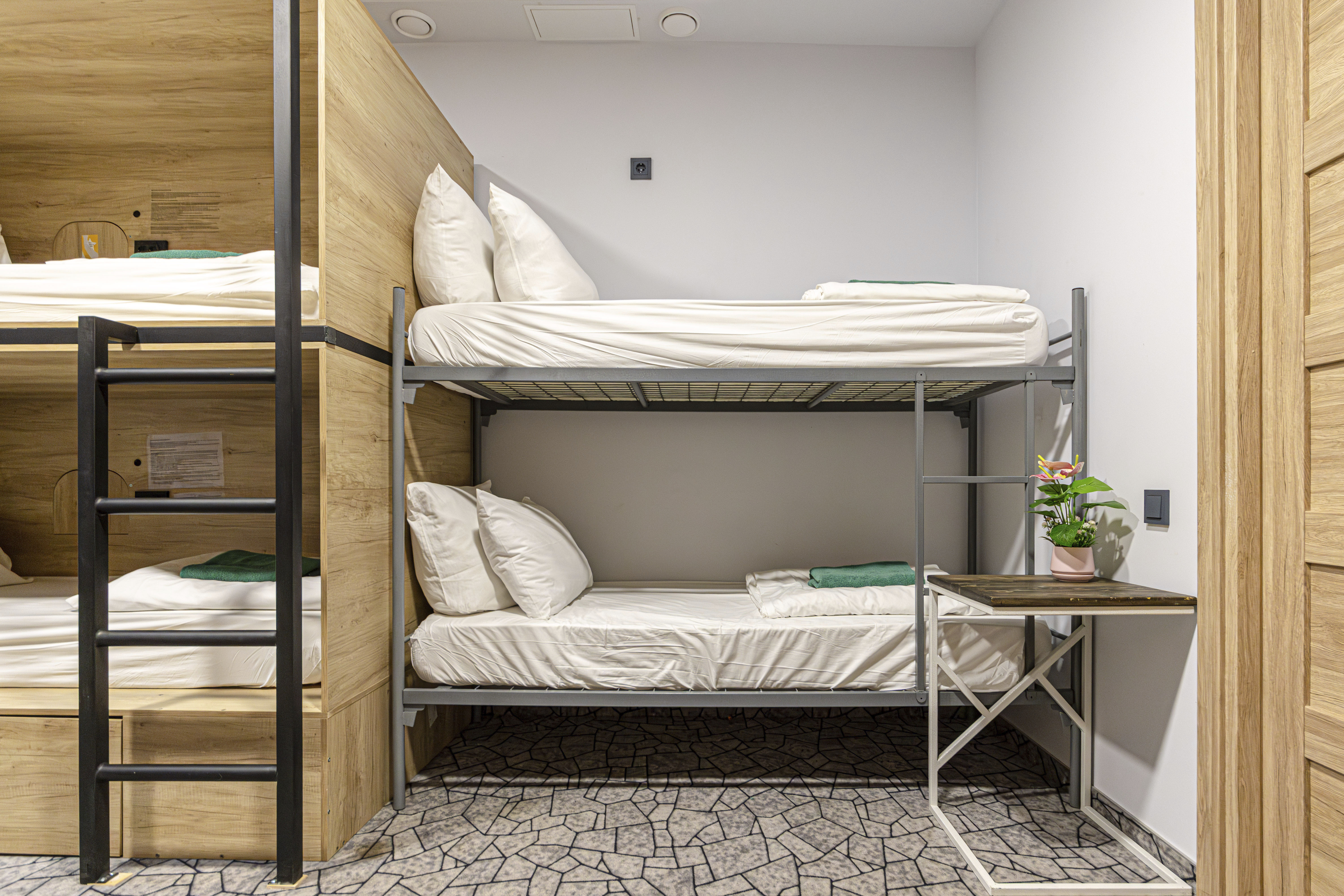 Кровать в общем 6-местном номере для женщин