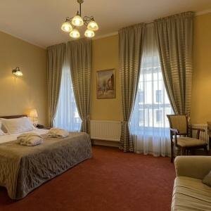 Просторный Комфорт с гидромассажной ванной, видом на Невский проспект или в уютный дворик