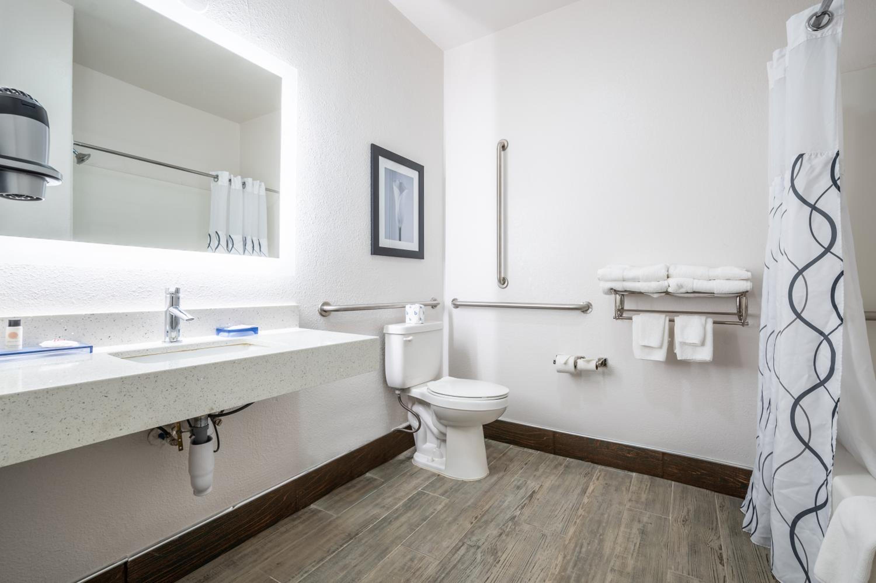 Queen Room - Accessible/Non Smoking