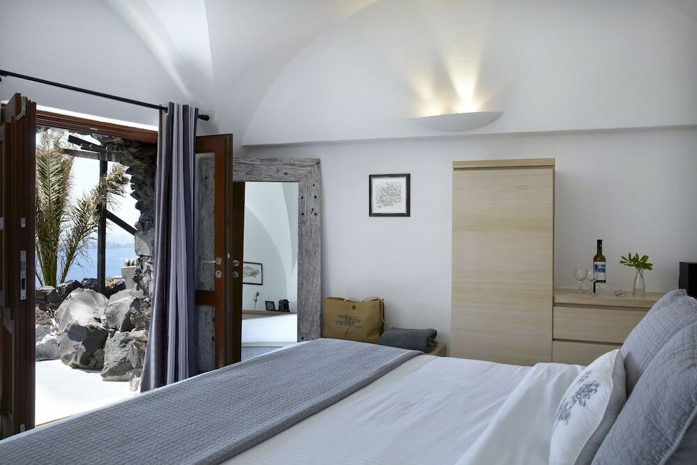 Honeymoon Suite (Caldera View)