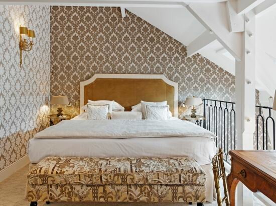 Deluxe Junior Queen Suite