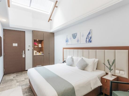 Deluxe King With Skylight & Bathtub