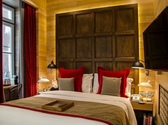 Small Room With Street View