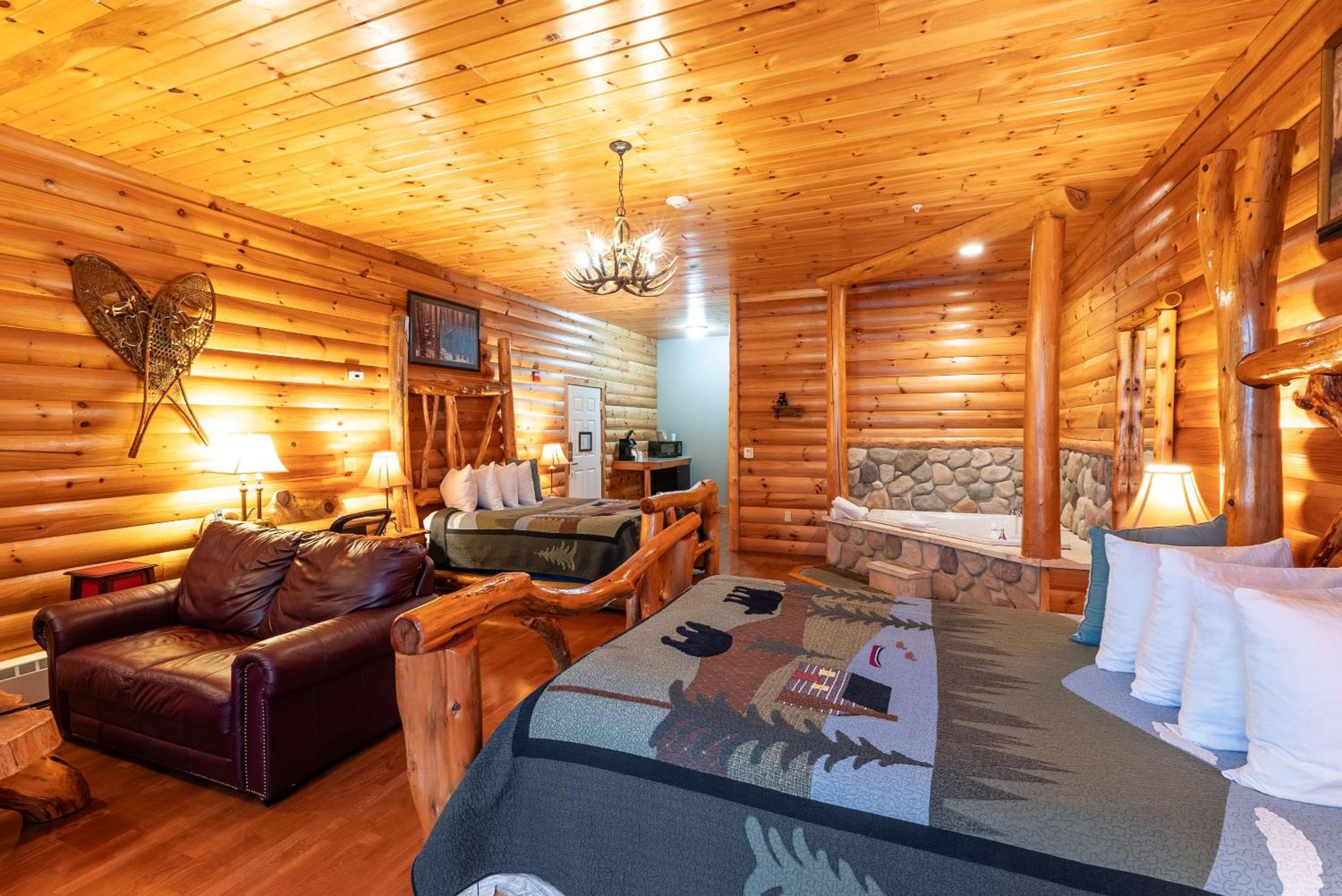 Queen Suite with Two Queen Beds, Bath Tub, Spa Bath and Fireplace - Disability/Non-Smoking