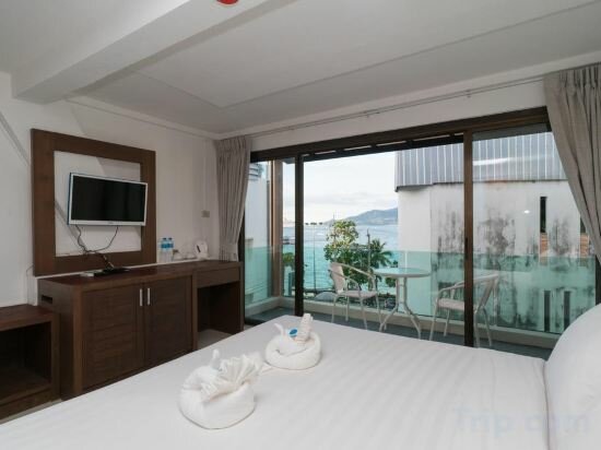 Deluxe Premium Room with Balcony and Partial Sea View