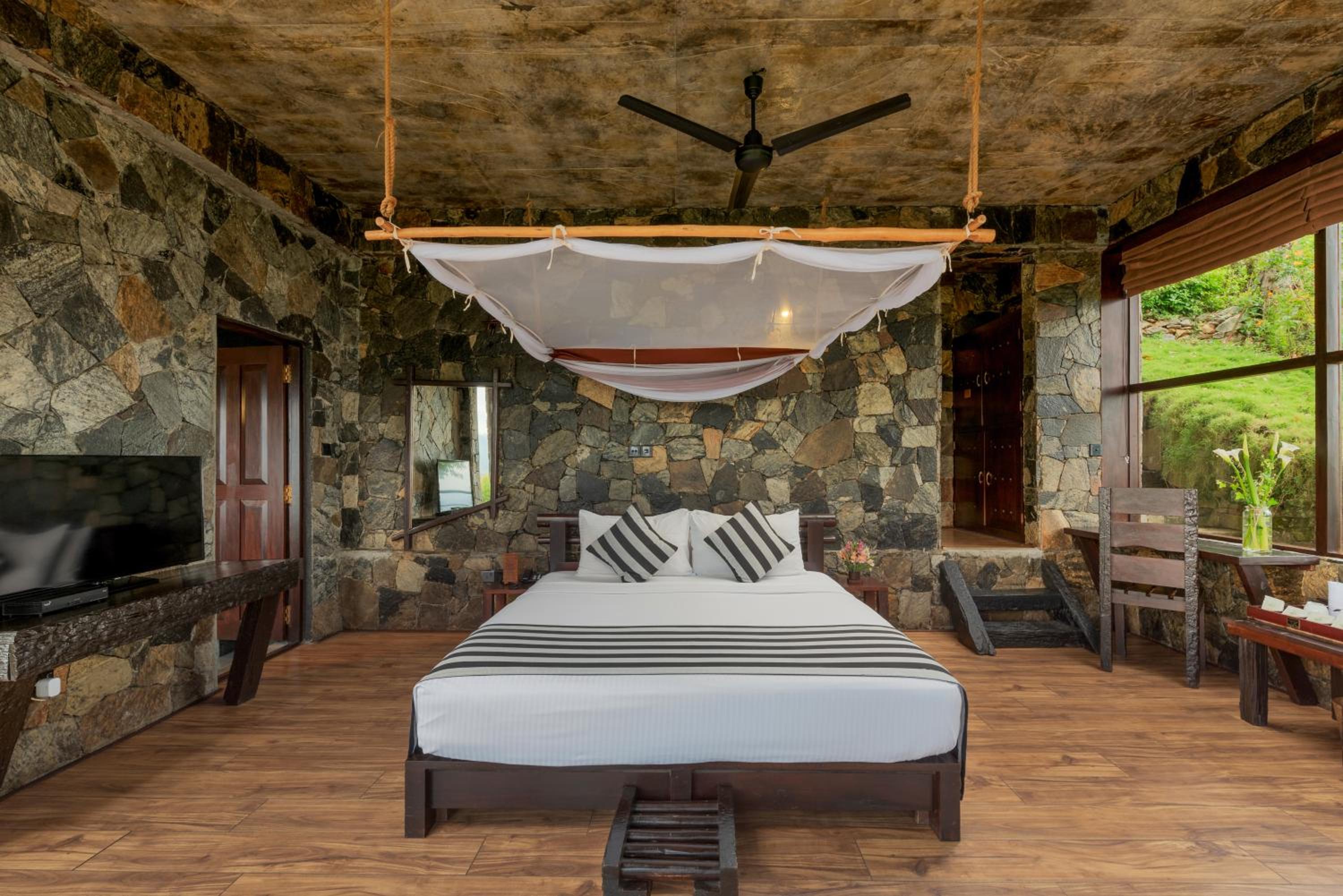 Royal Deluxe with Roll-out Bed