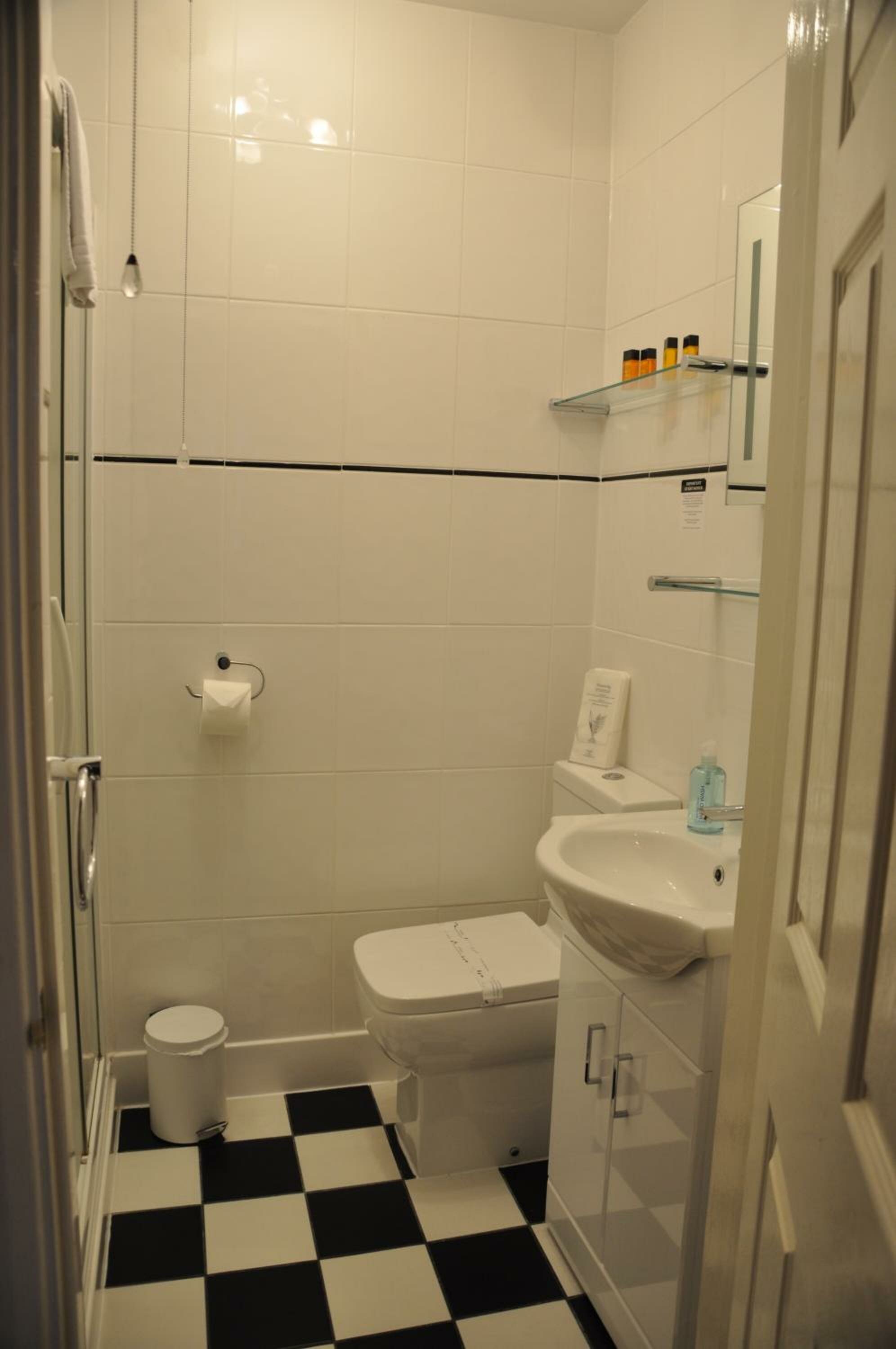 Semi Deluxe with Super King Bed En-suite with shower