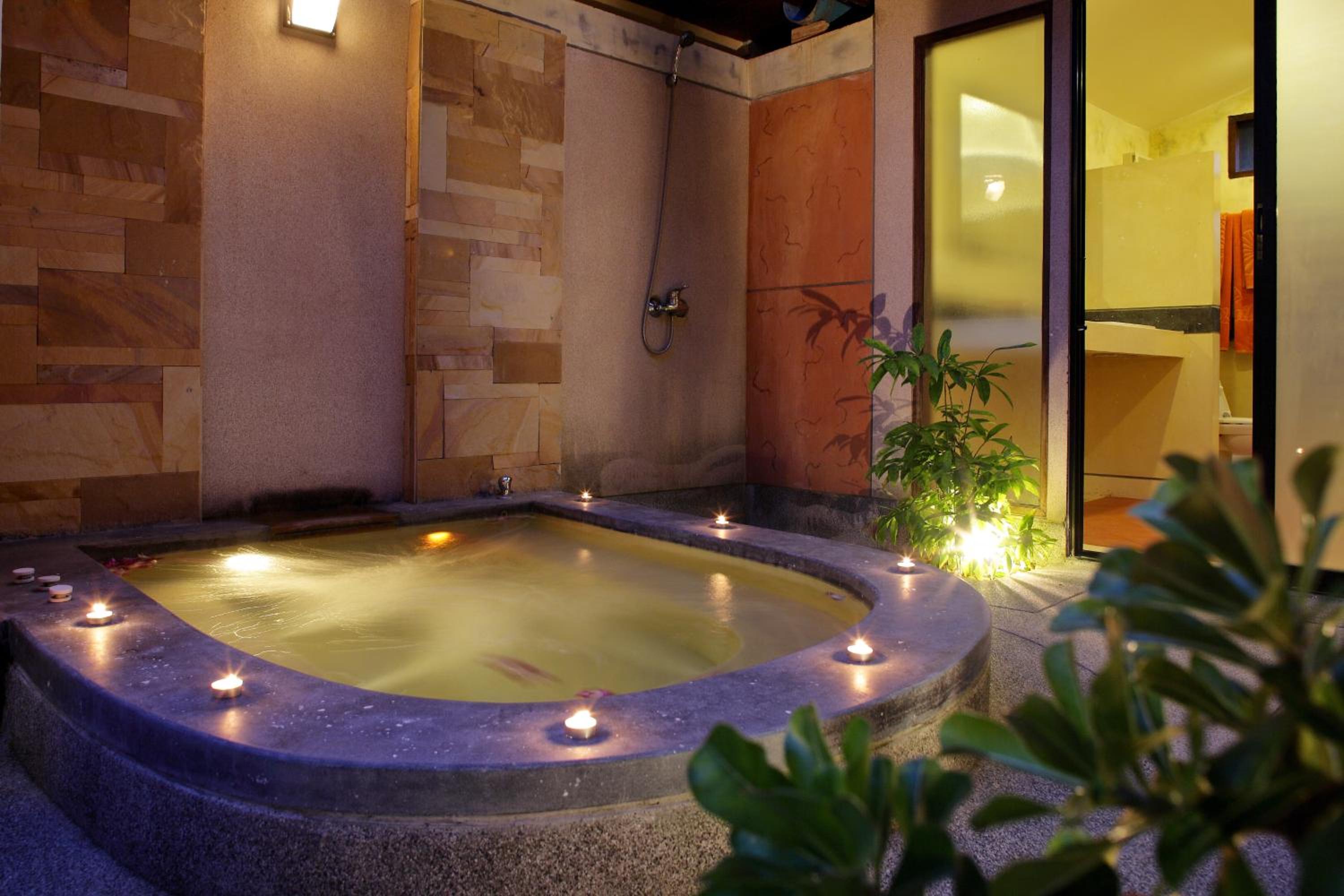 One-Bedroom Cottage with Spa Bath