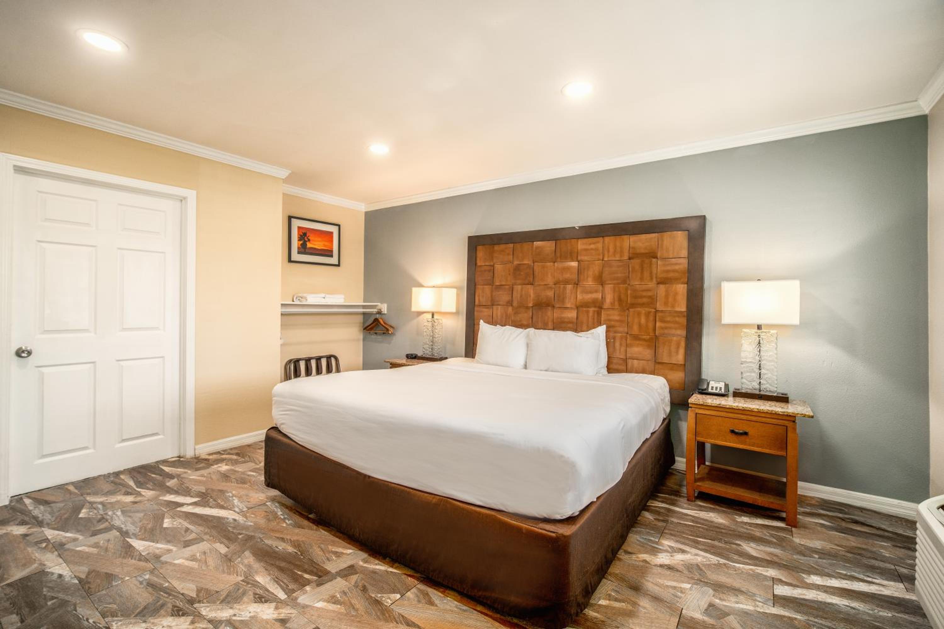 Standard Room, 1 King Bed, Accessible, Roll-In Shower, Non Smoking