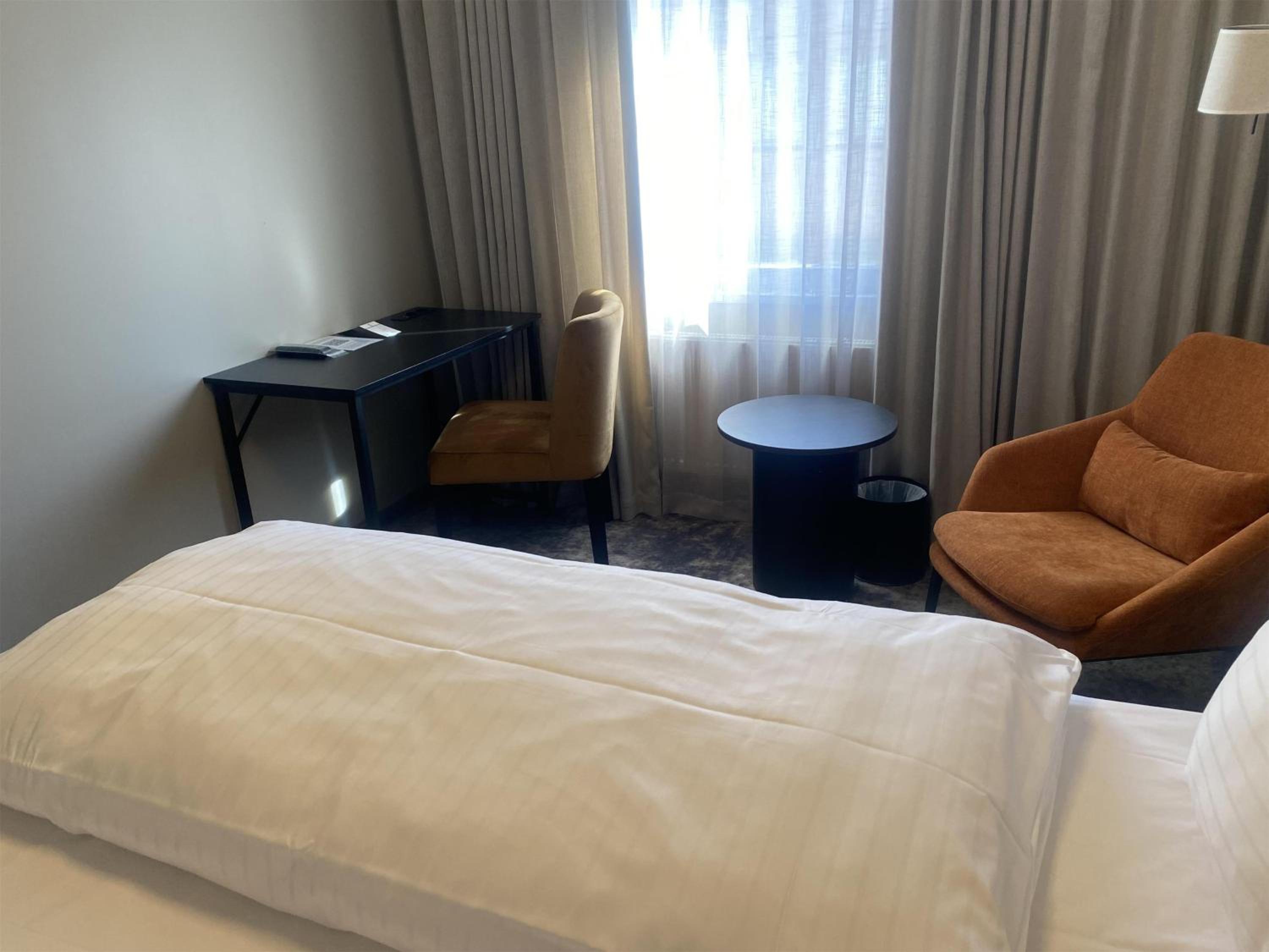 Business Queen Room