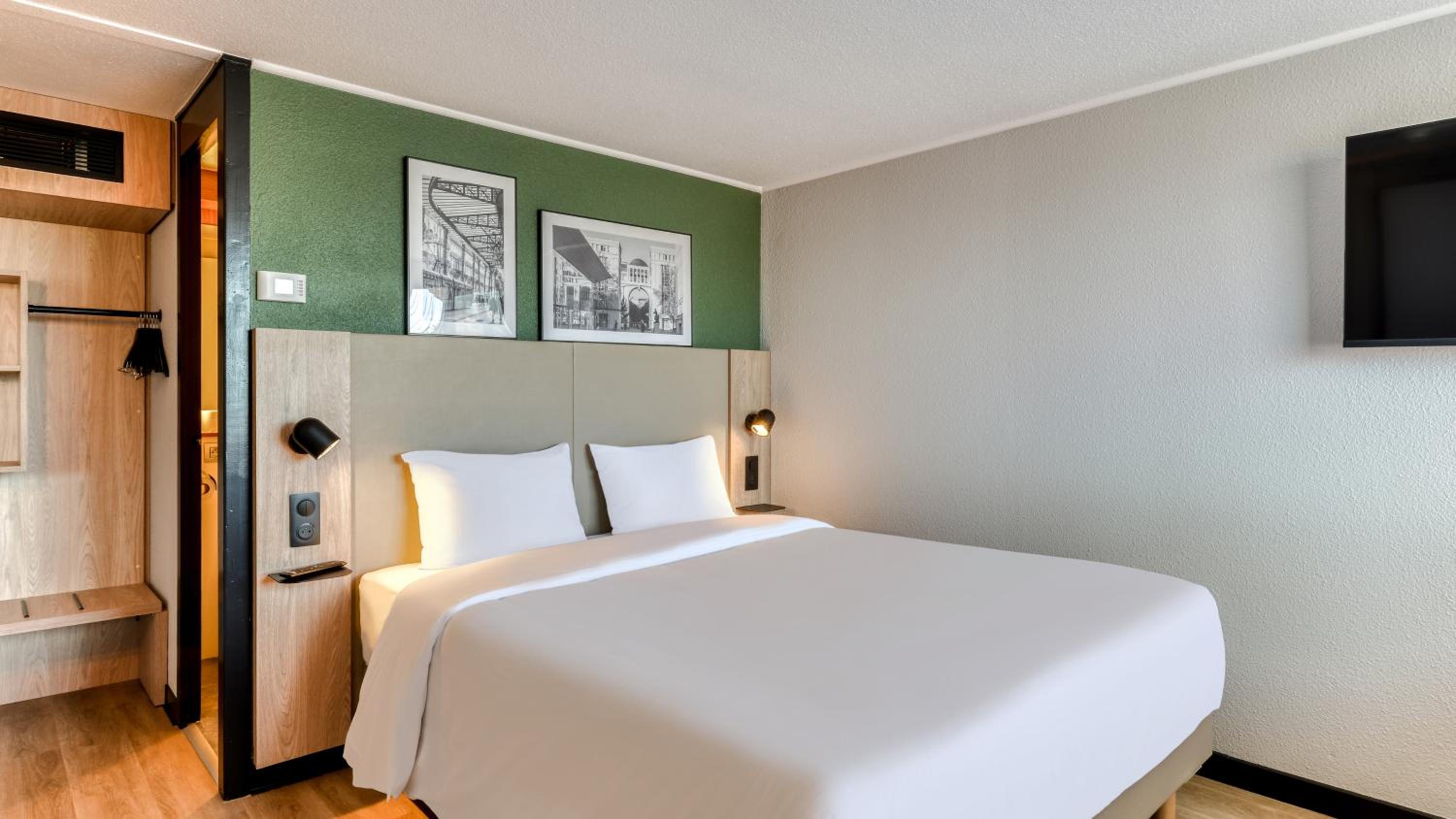 Standard Room - 1 Queen Bed