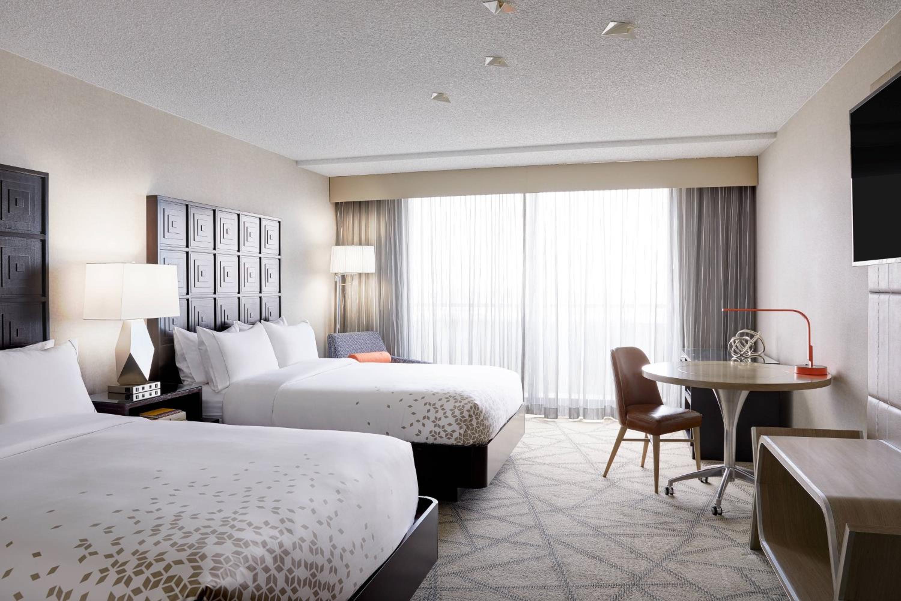 Queen  Room with Balcony - Hearing Accessible