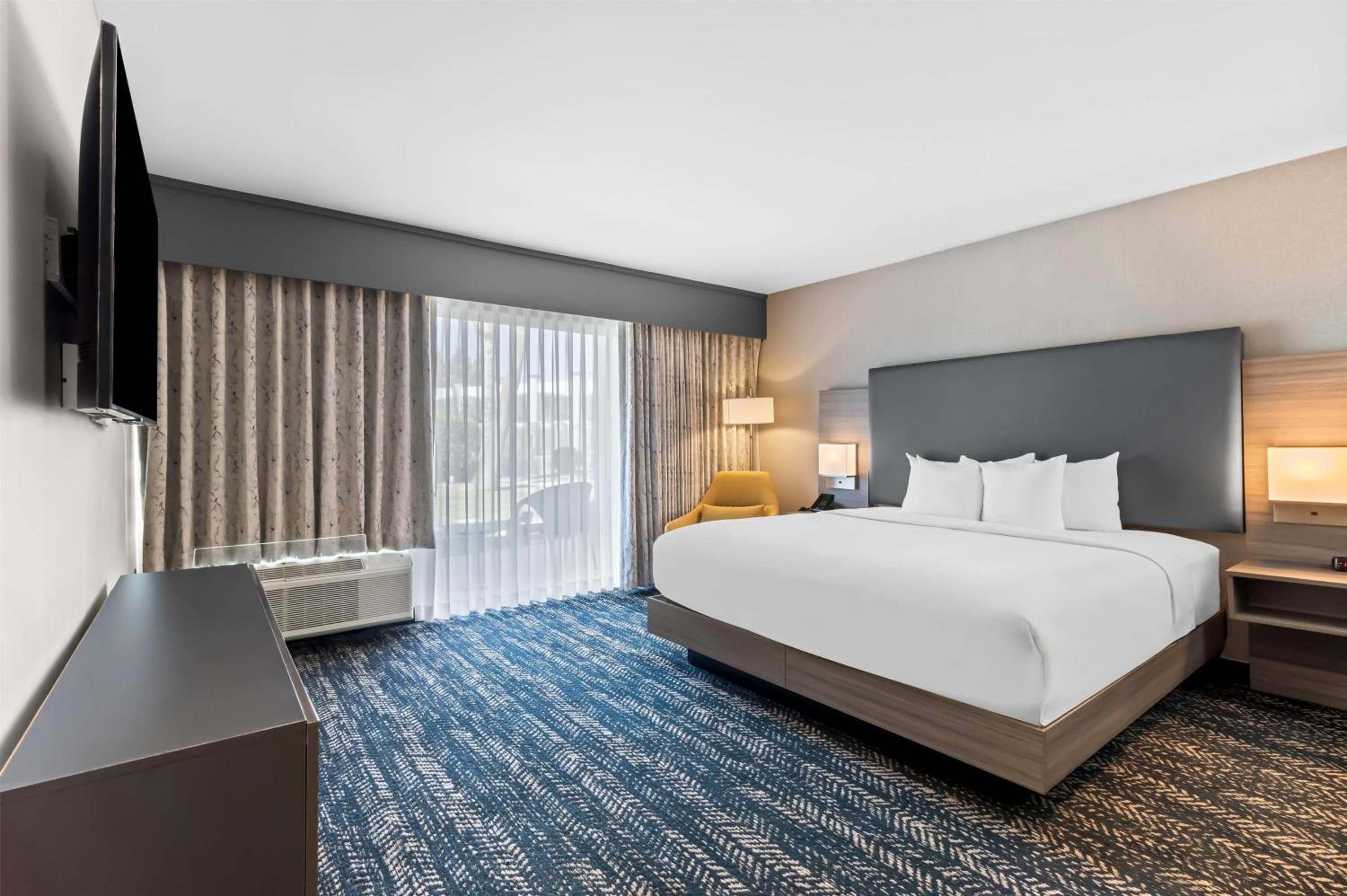 One-Bedroom Deluxe King Suite with Pool View - Non-Smoking