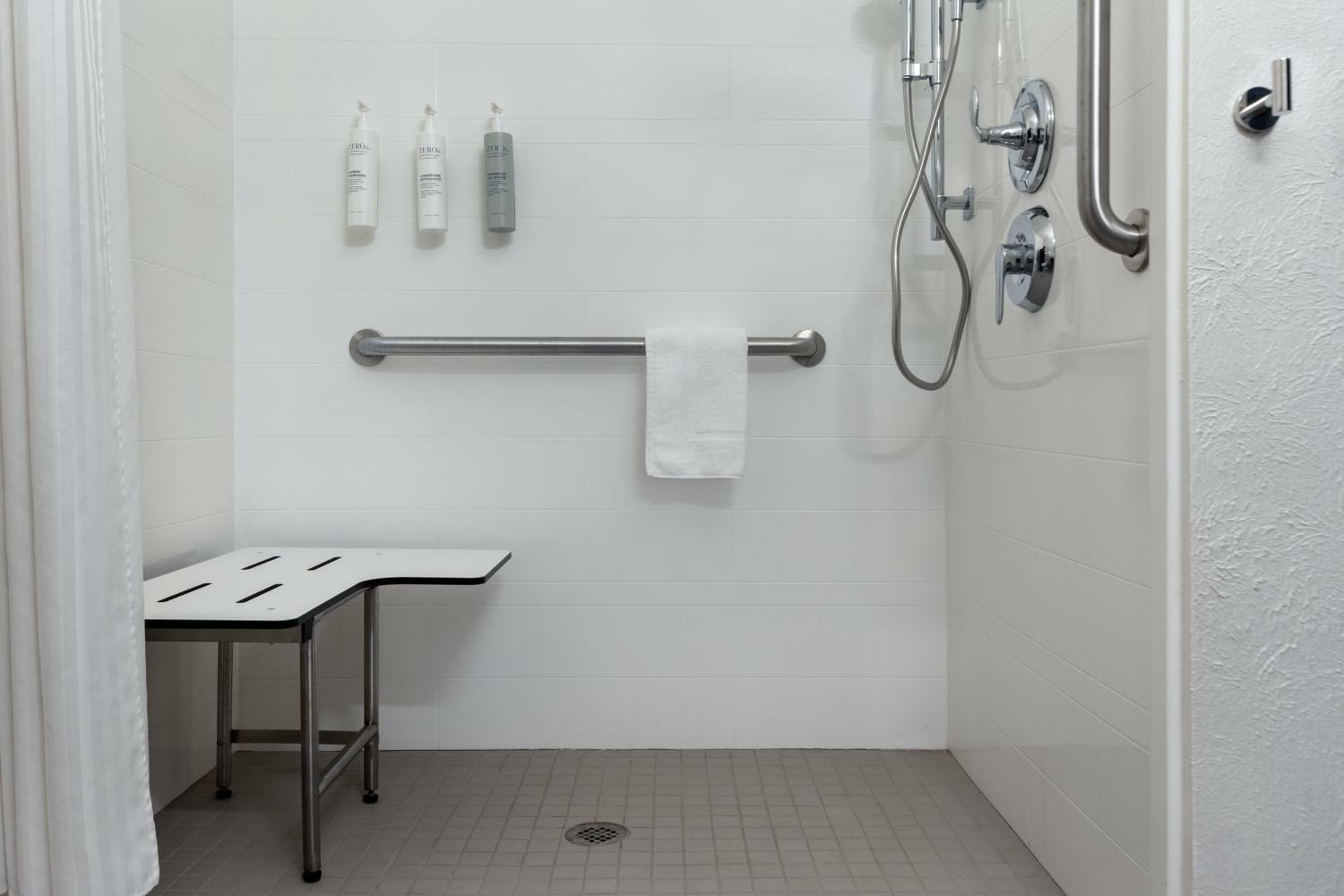 Queen Room with Sofa Bed and Bath Tub - Mobility Accessible