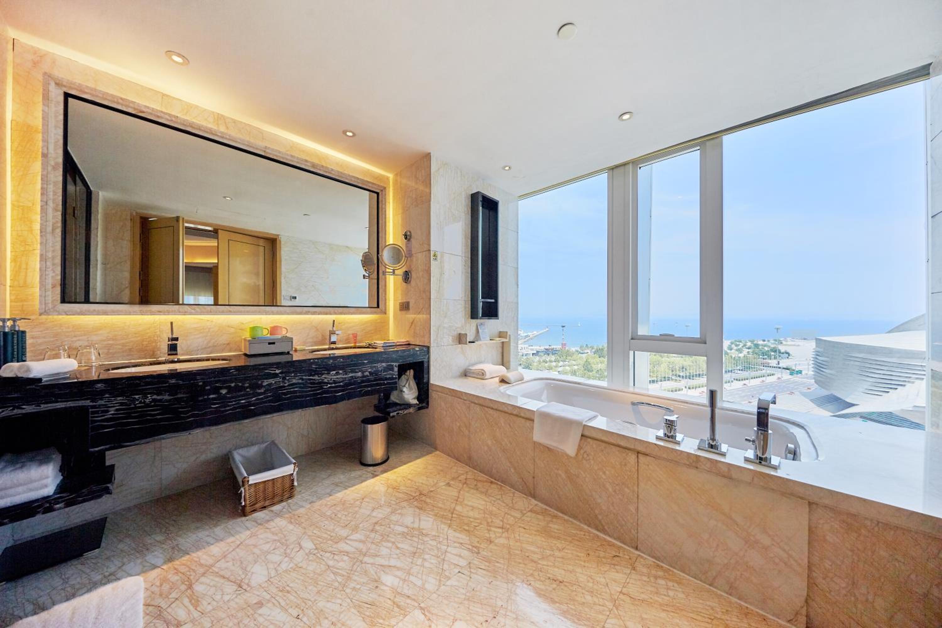 Family King Suite with Sea View