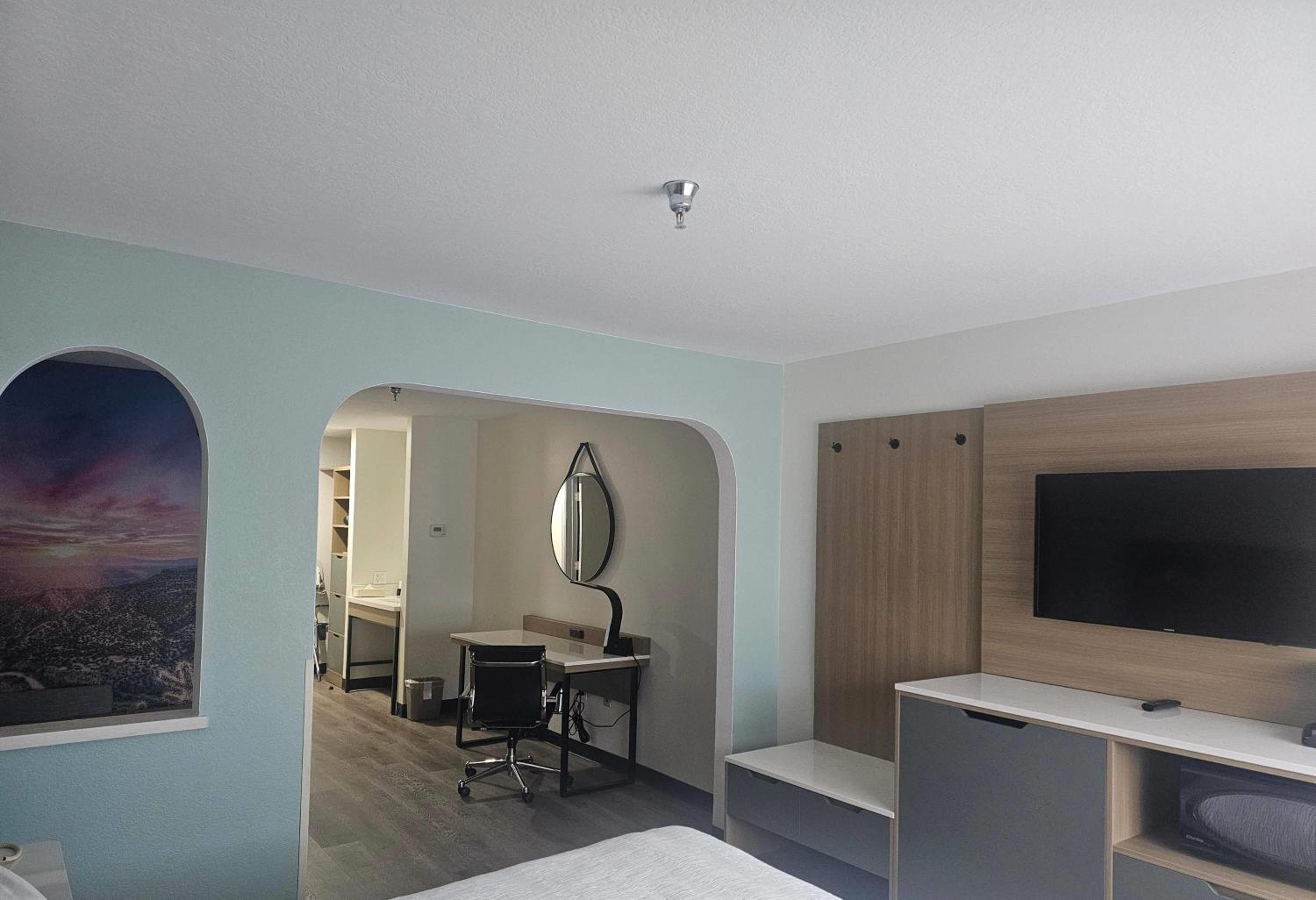 Queen Room with Roll-In Shower - Mobility/Hearing Accessible/Non-Smoking