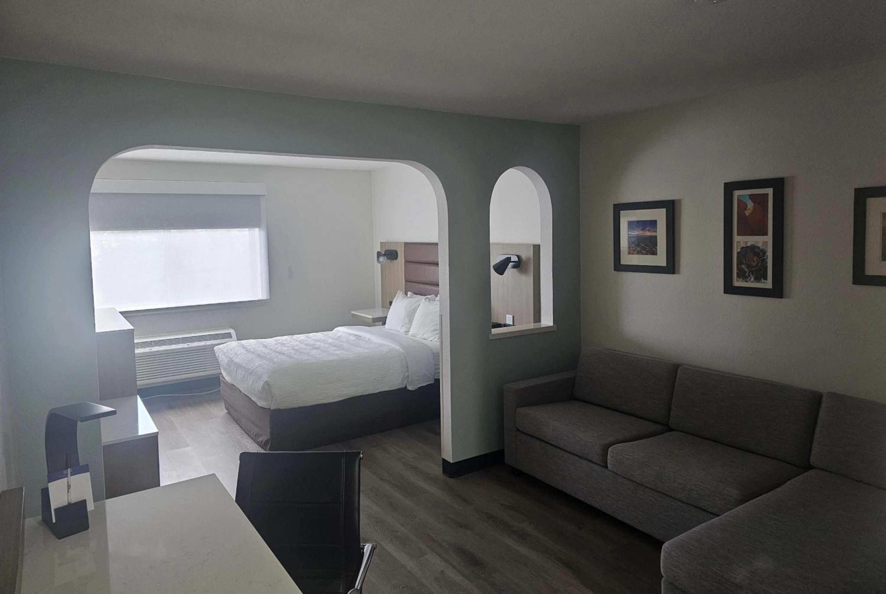 Queen Room with Roll-In Shower - Mobility/Hearing Accessible/Non-Smoking