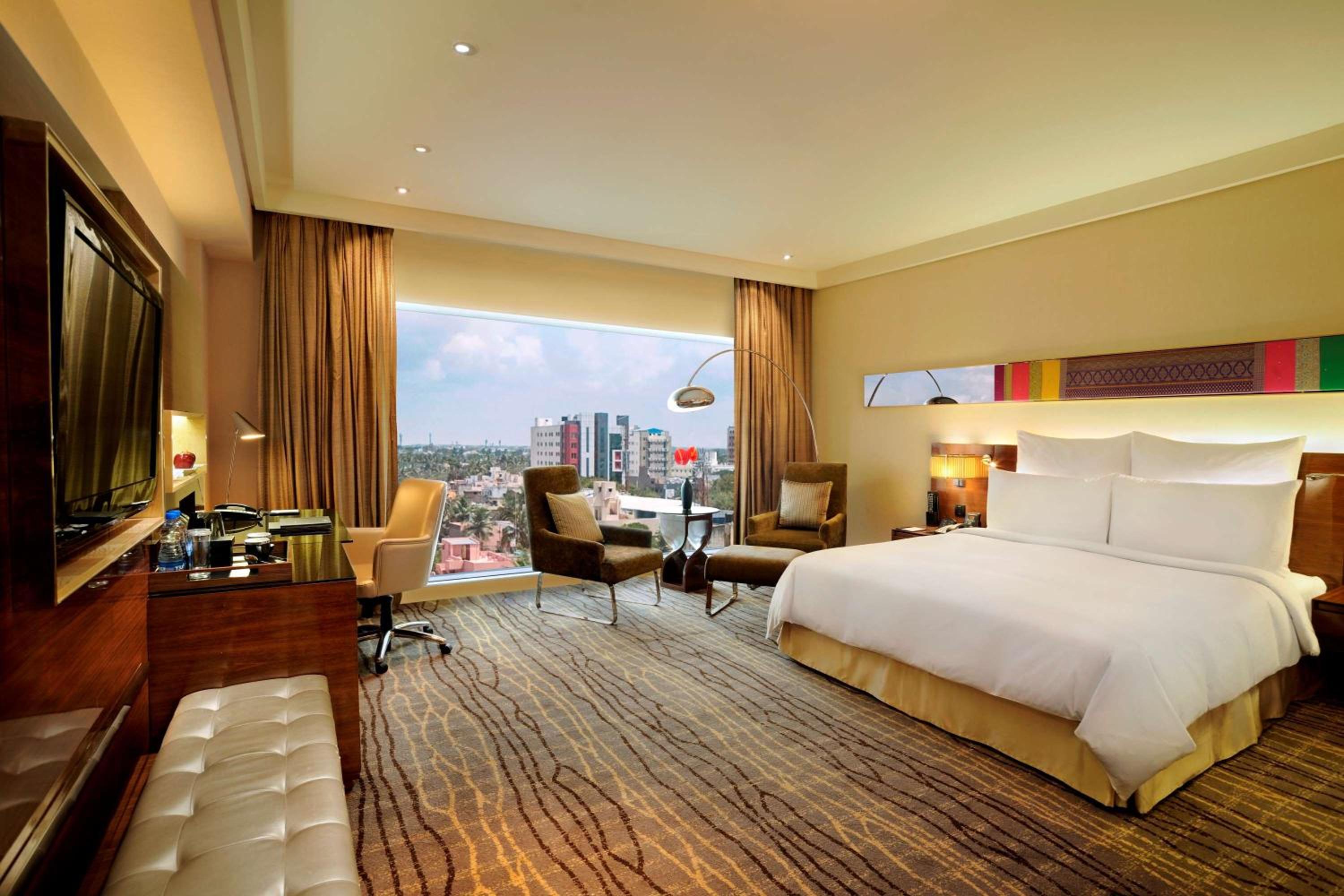 Deluxe King Hilton Room - City View - High Floor