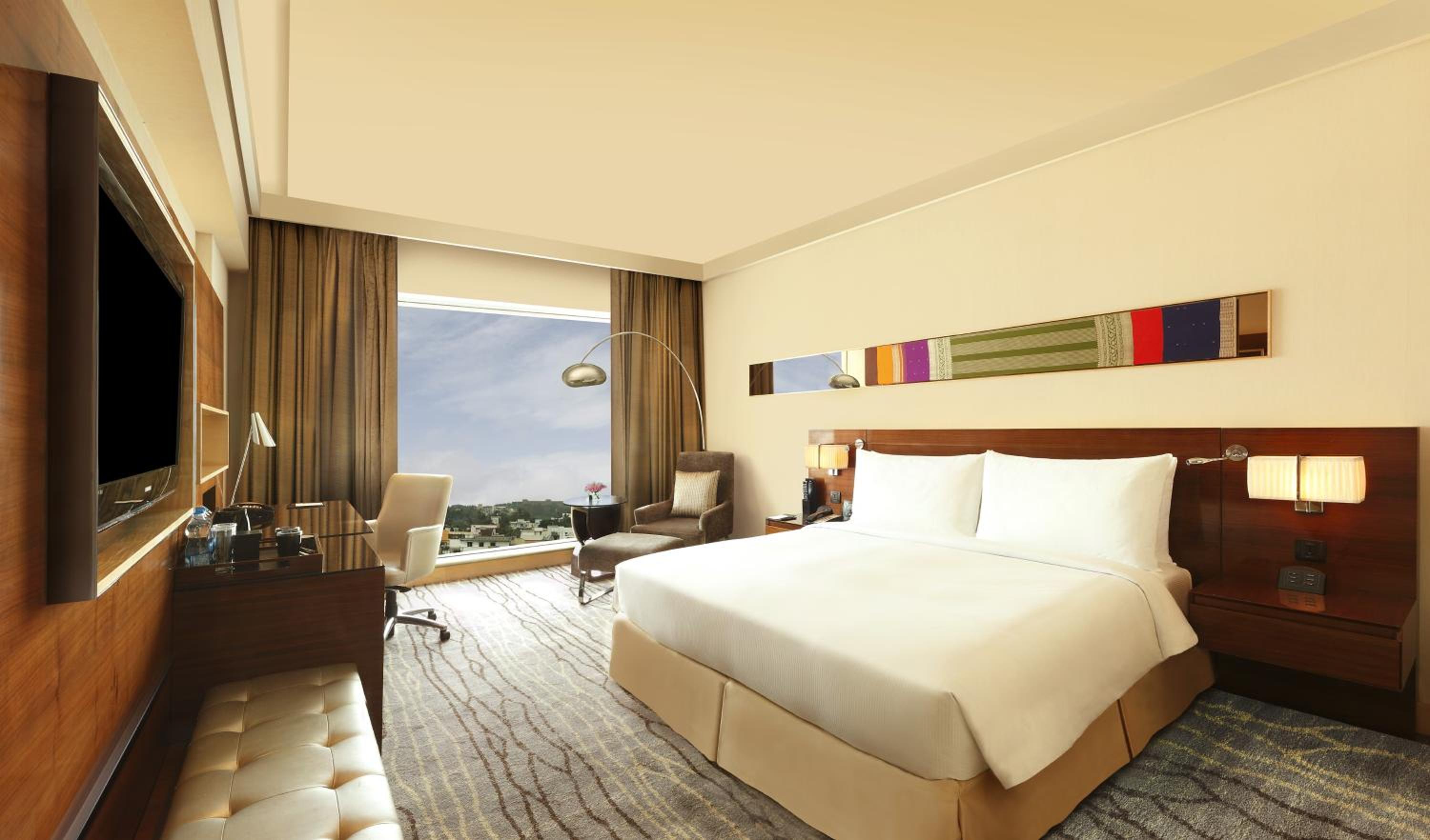 Deluxe King Hilton Room - City View - High Floor
