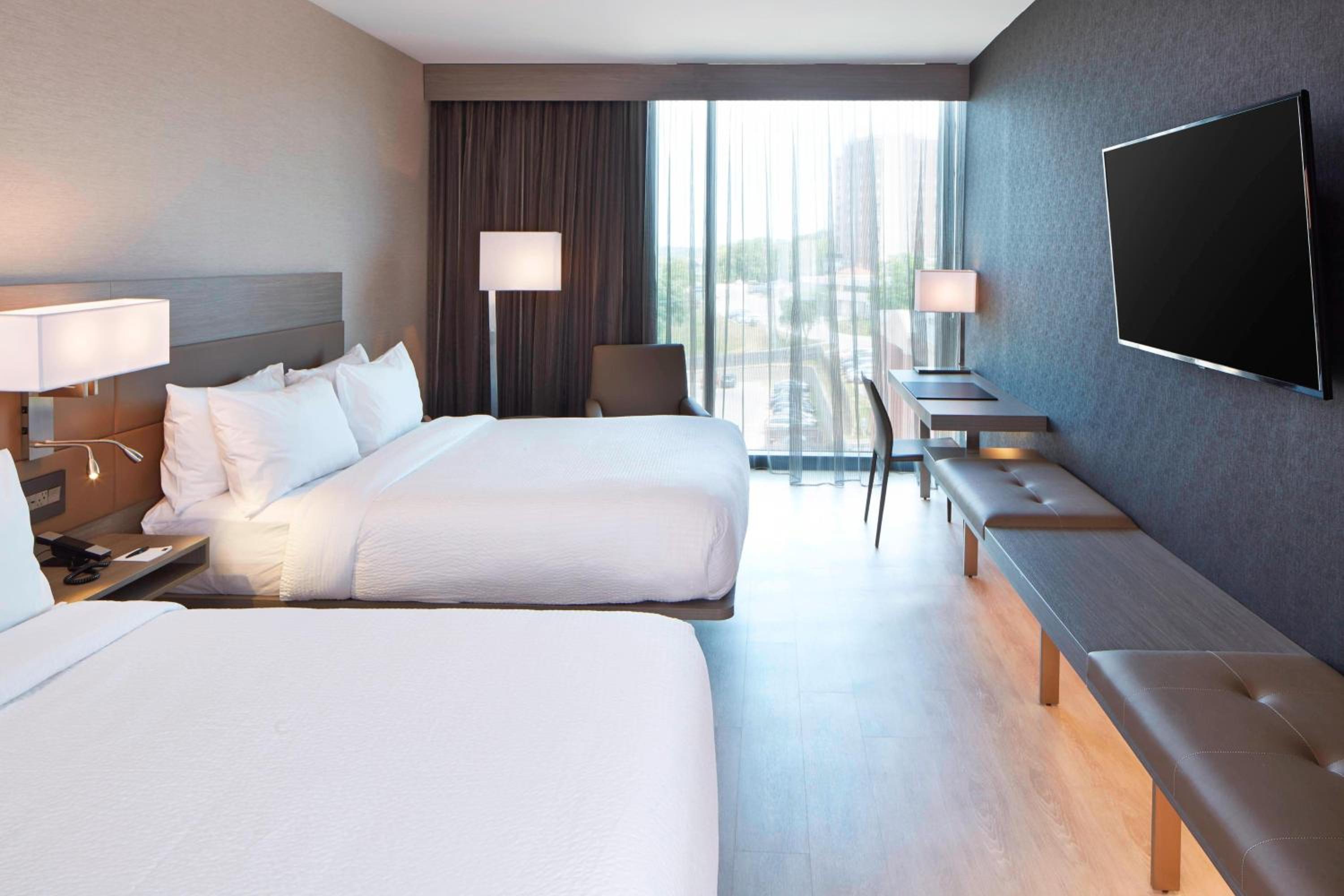 Queen Room with Two Queen Beds and Adapted Tub - Mobility Accessible