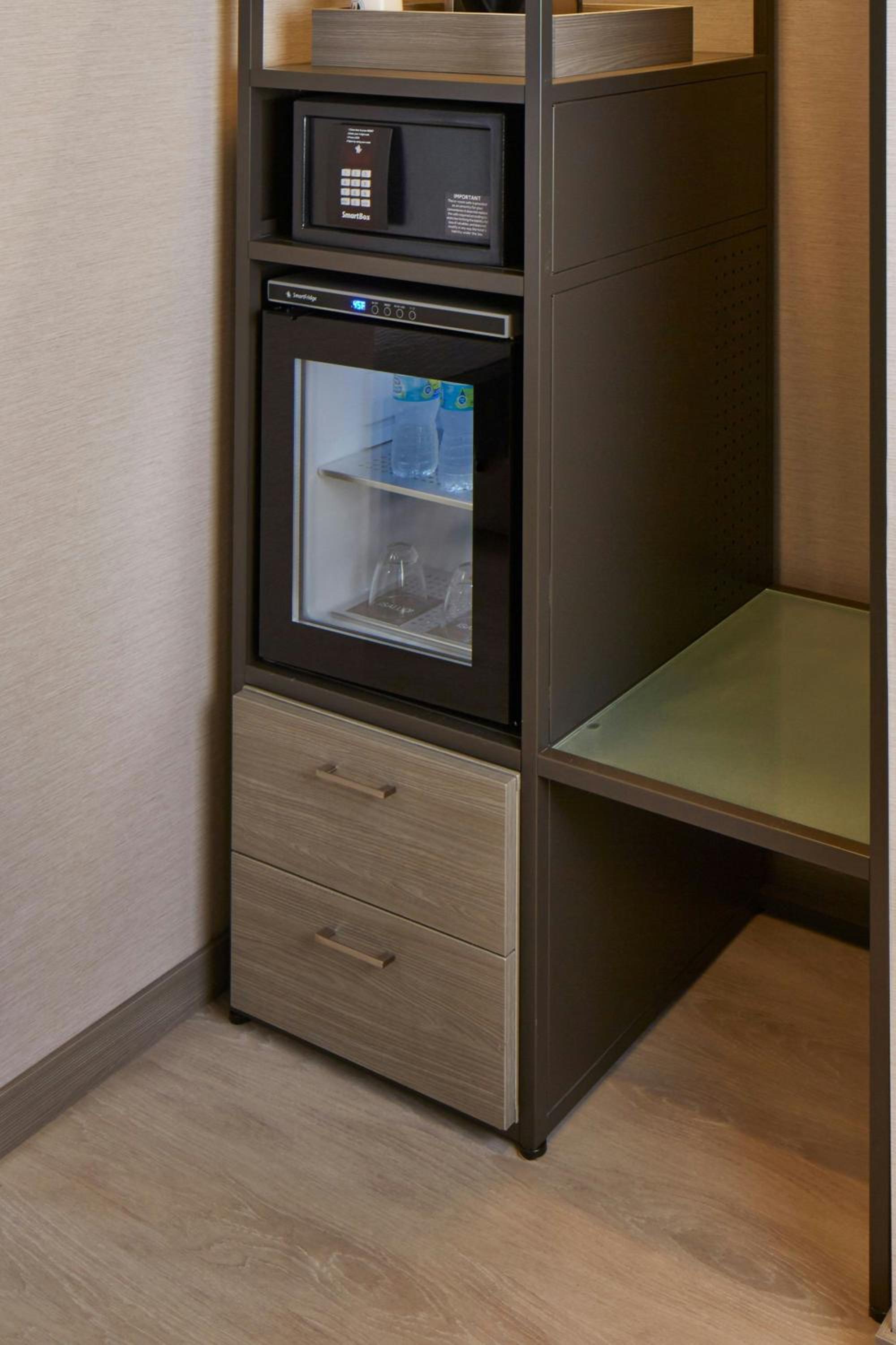 King Room with Sofa Bed and Adapted Tub - Mobility Accessible