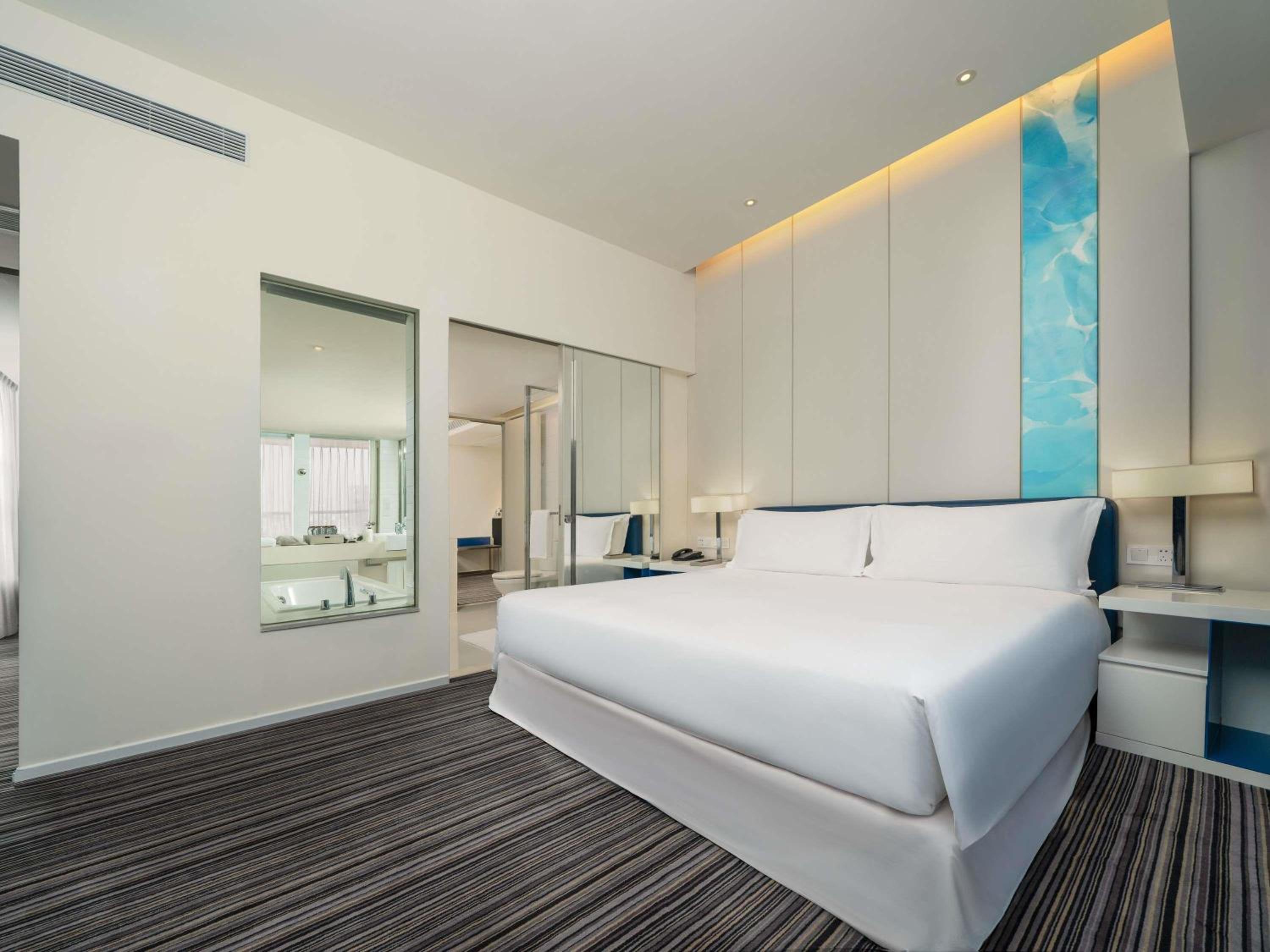 Deluxe King Suite with Lounge Access