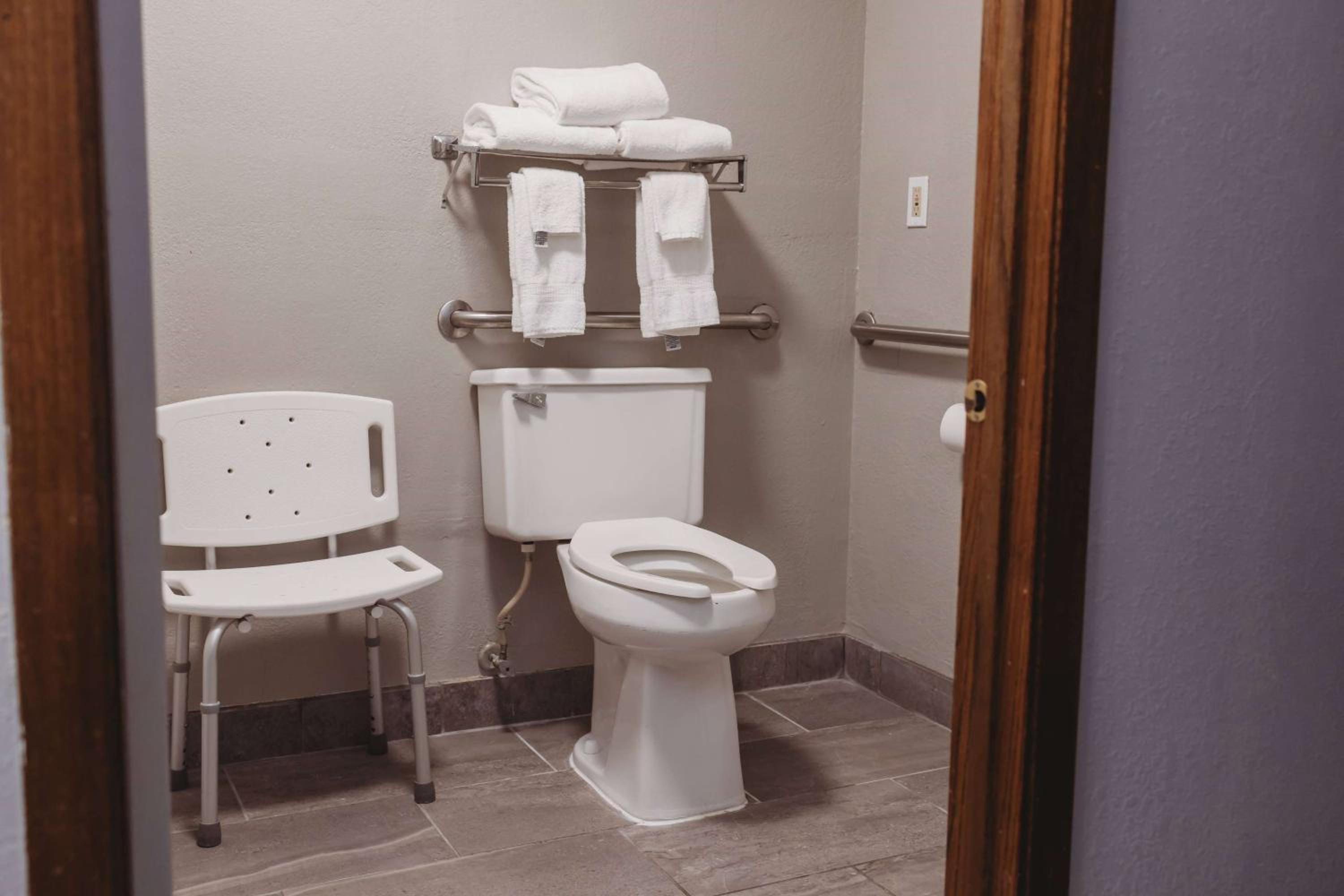 Queen Room with Bathtub w/Grab Bars - Mobility Accessible/Non-Smoking