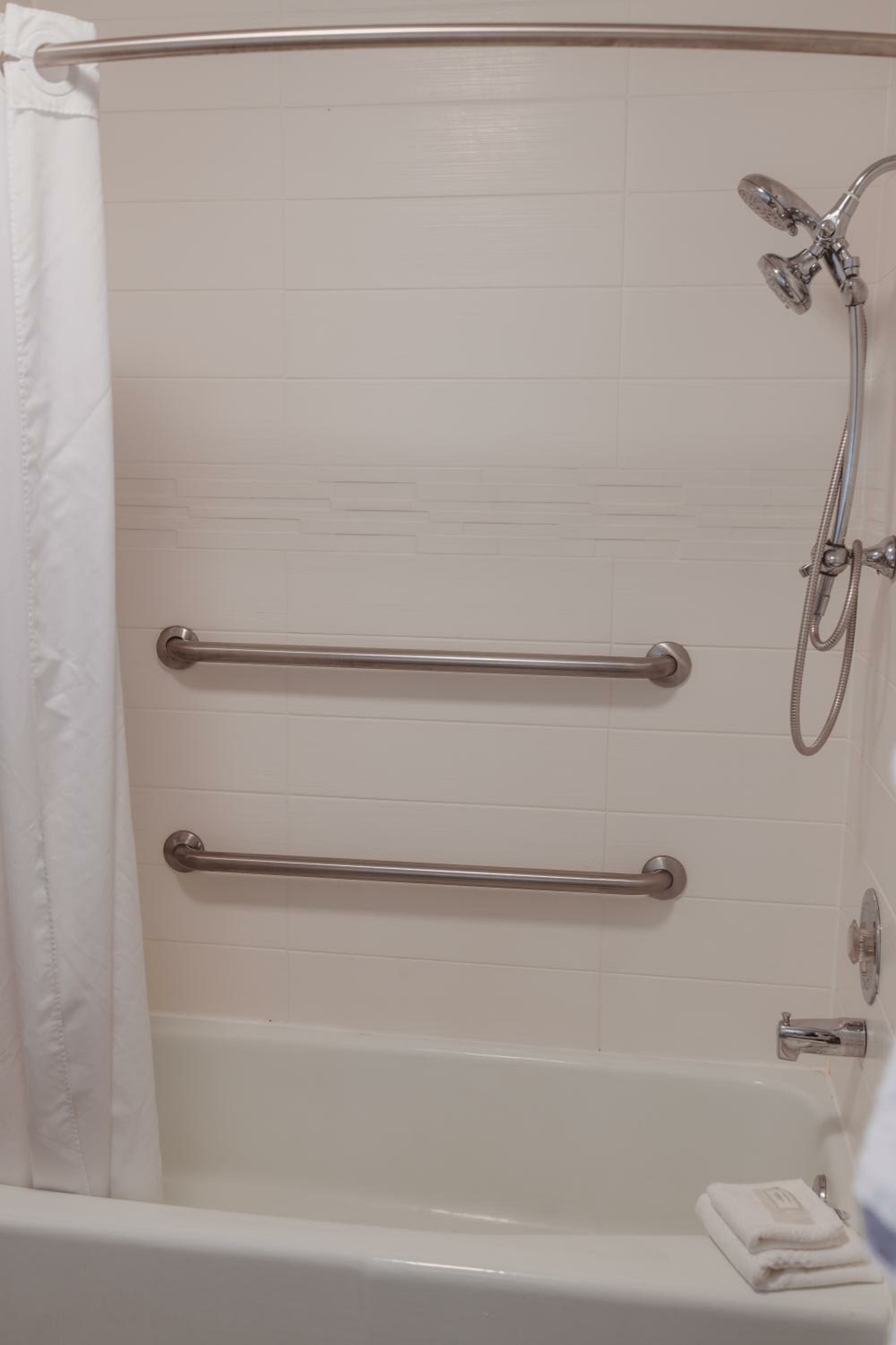 Queen Room with Bathtub w/Grab Bars - Mobility Accessible/Non-Smoking