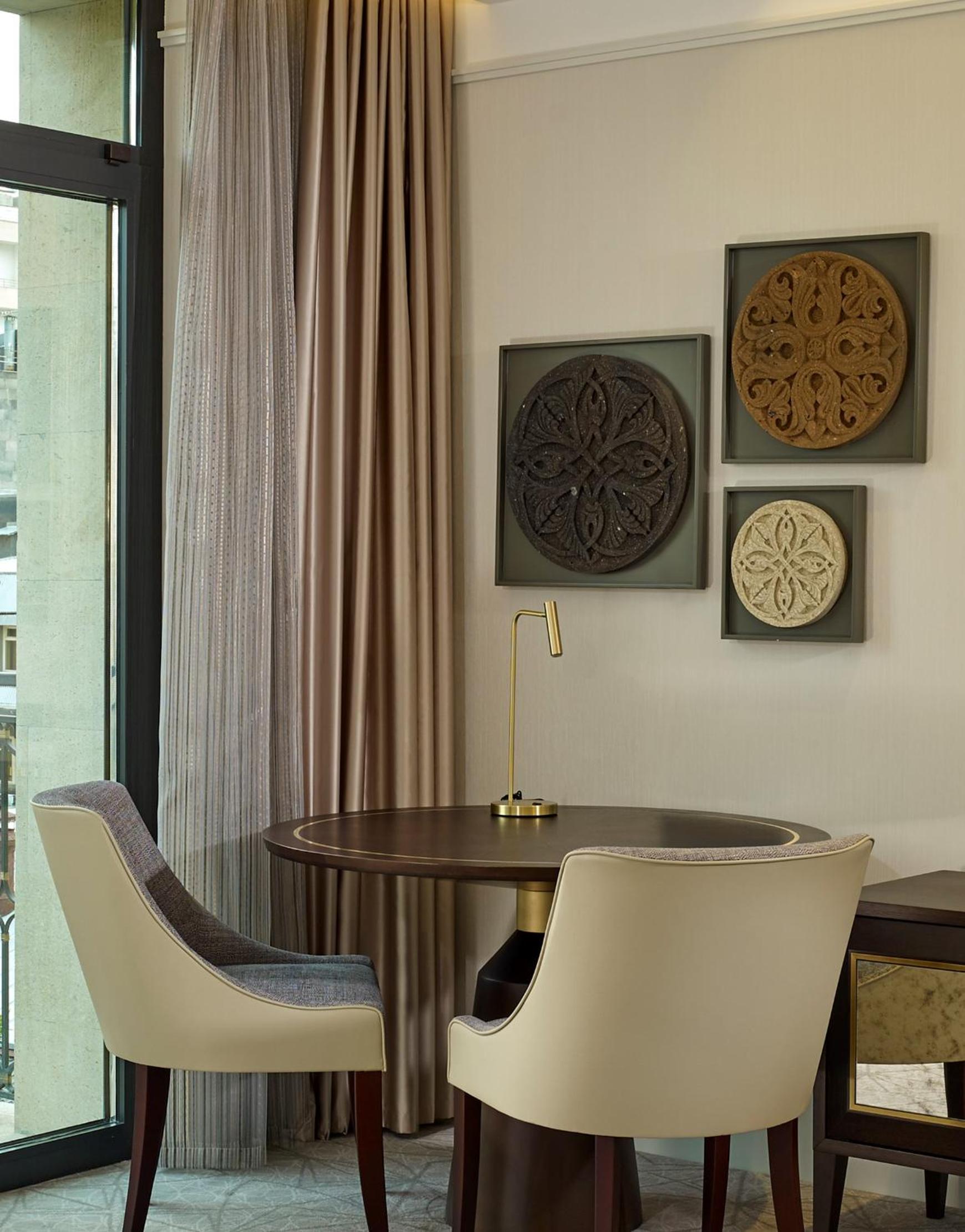 Corner Grand Deluxe King Room