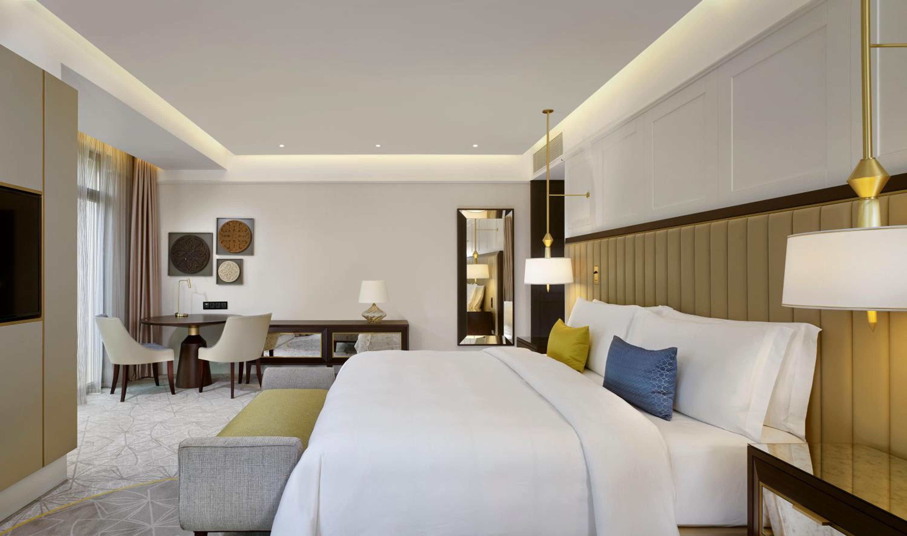 Corner Grand Deluxe King Room