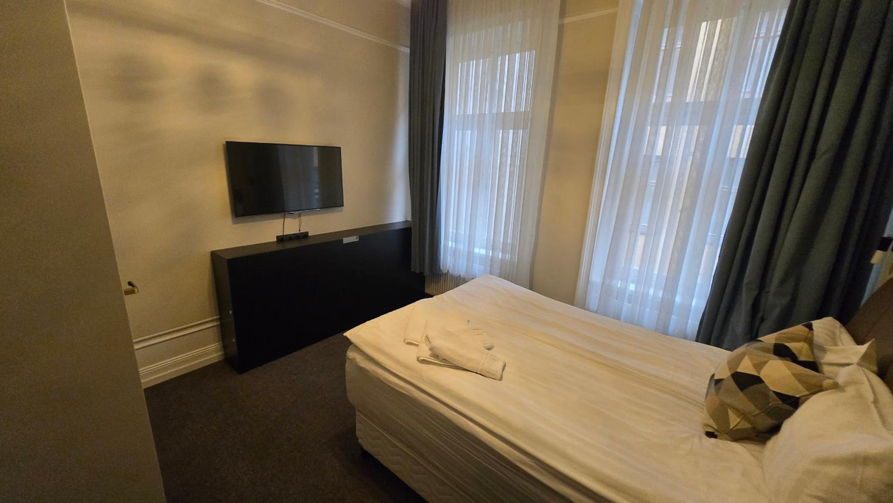 Economy Family Room with Queen Bed and Wall Bed - Non-Smoking