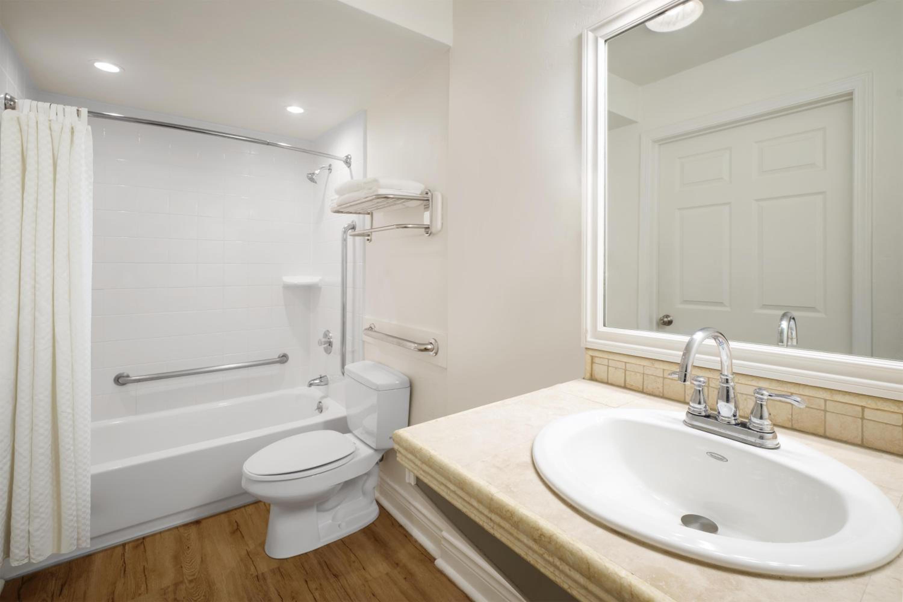 Queen Room with Bath Tub - Disability Access