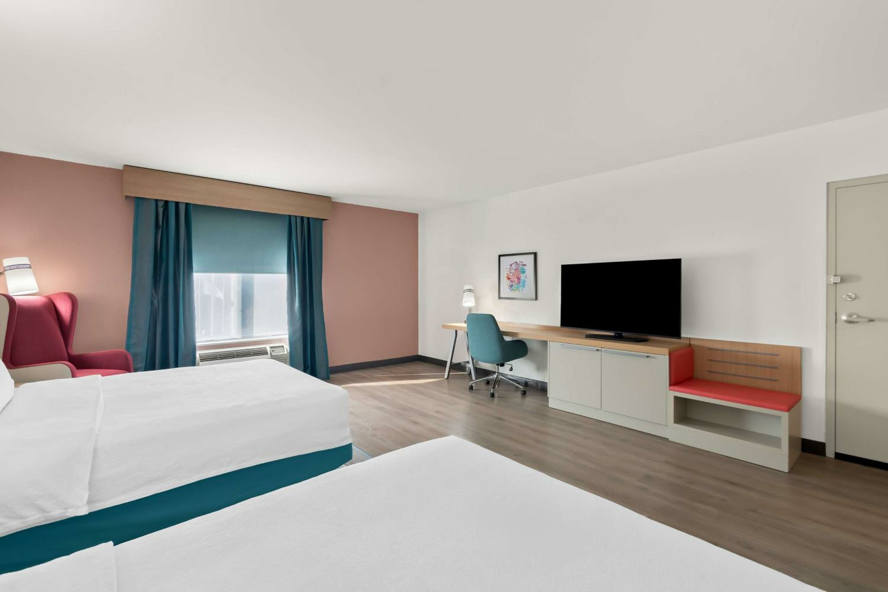 Queen Room with Two Queen Beds-Mobility Hearing Accessible with Bathtub