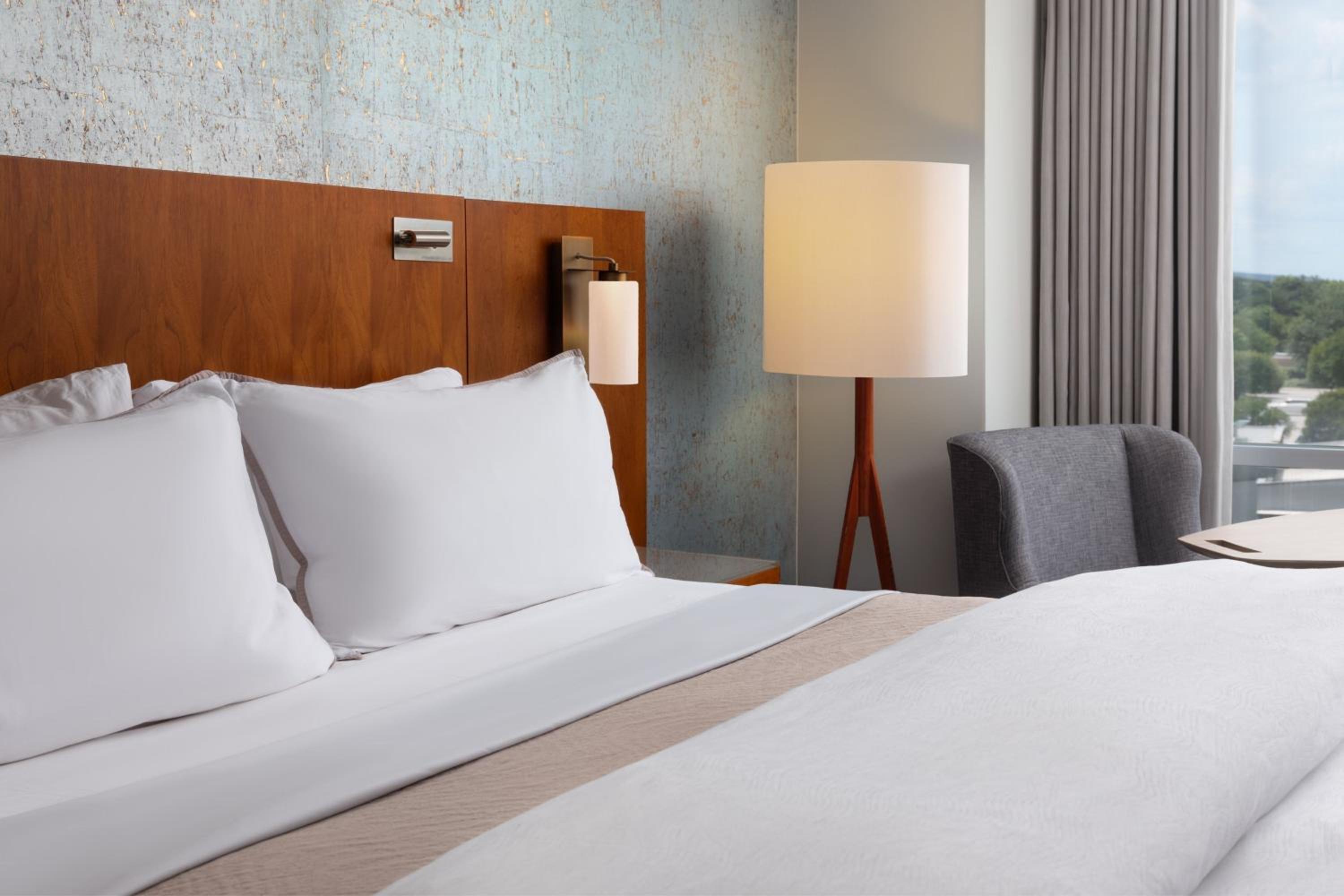 Deluxe Queen Room with Tub - Mobility/Hearing Accessible