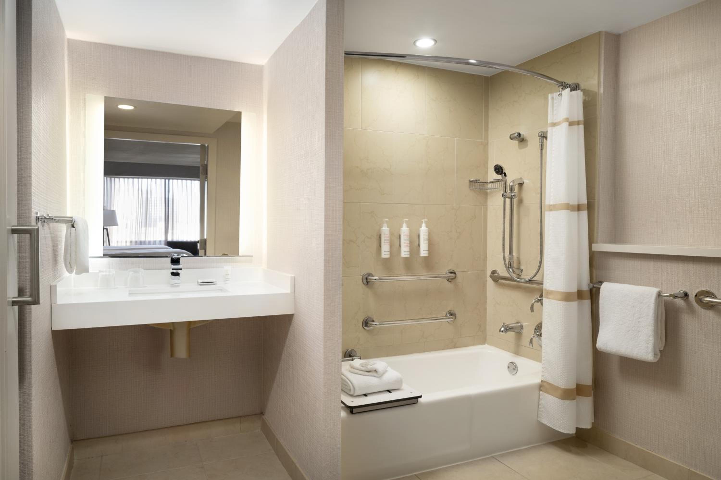 Double Room with Two Double Beds and Adapted Tub - Mobility Accessible