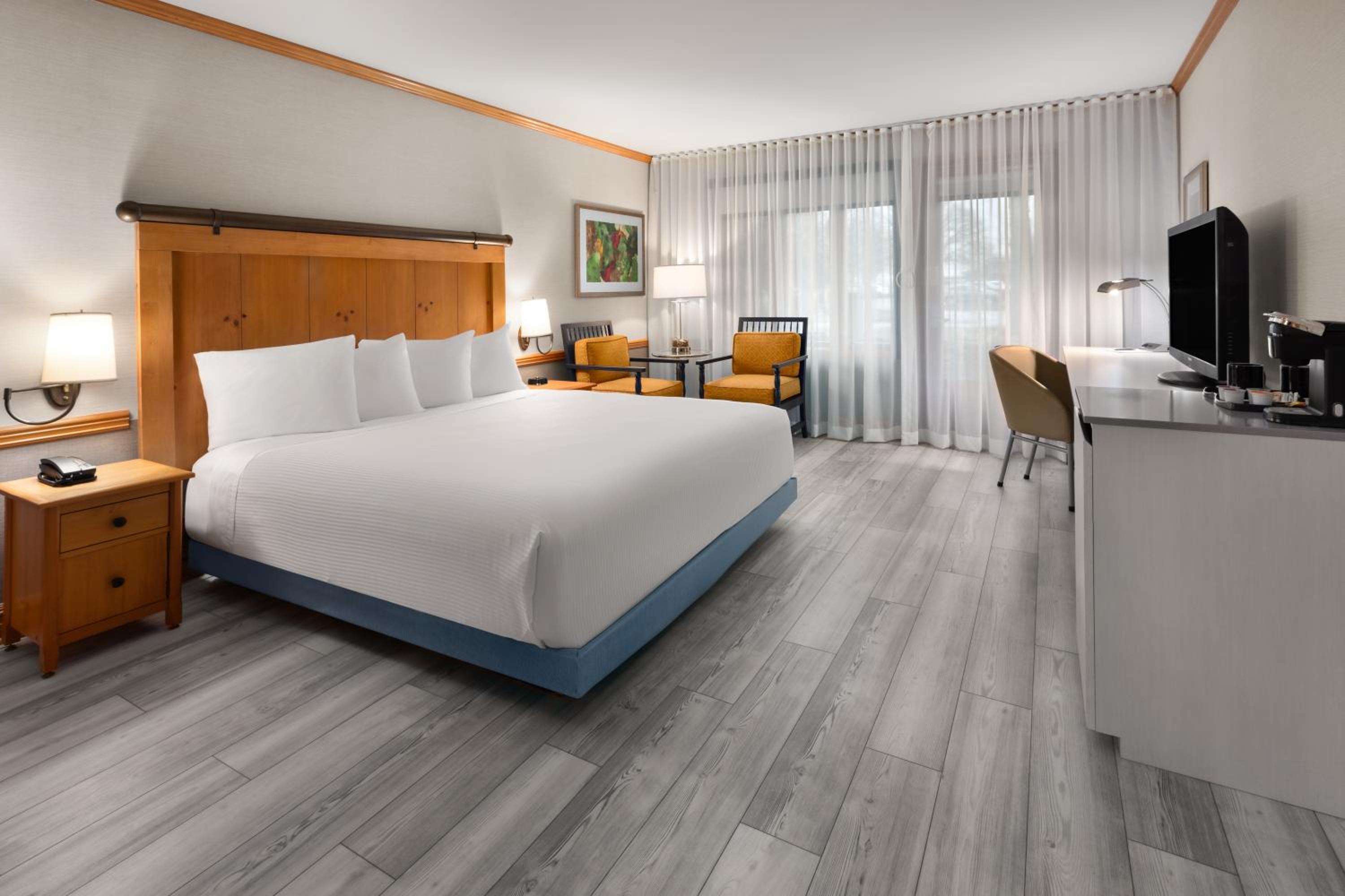 King Room with Roll-In Shower and Patio - Mobility/Hearing Access - Non-Smoking