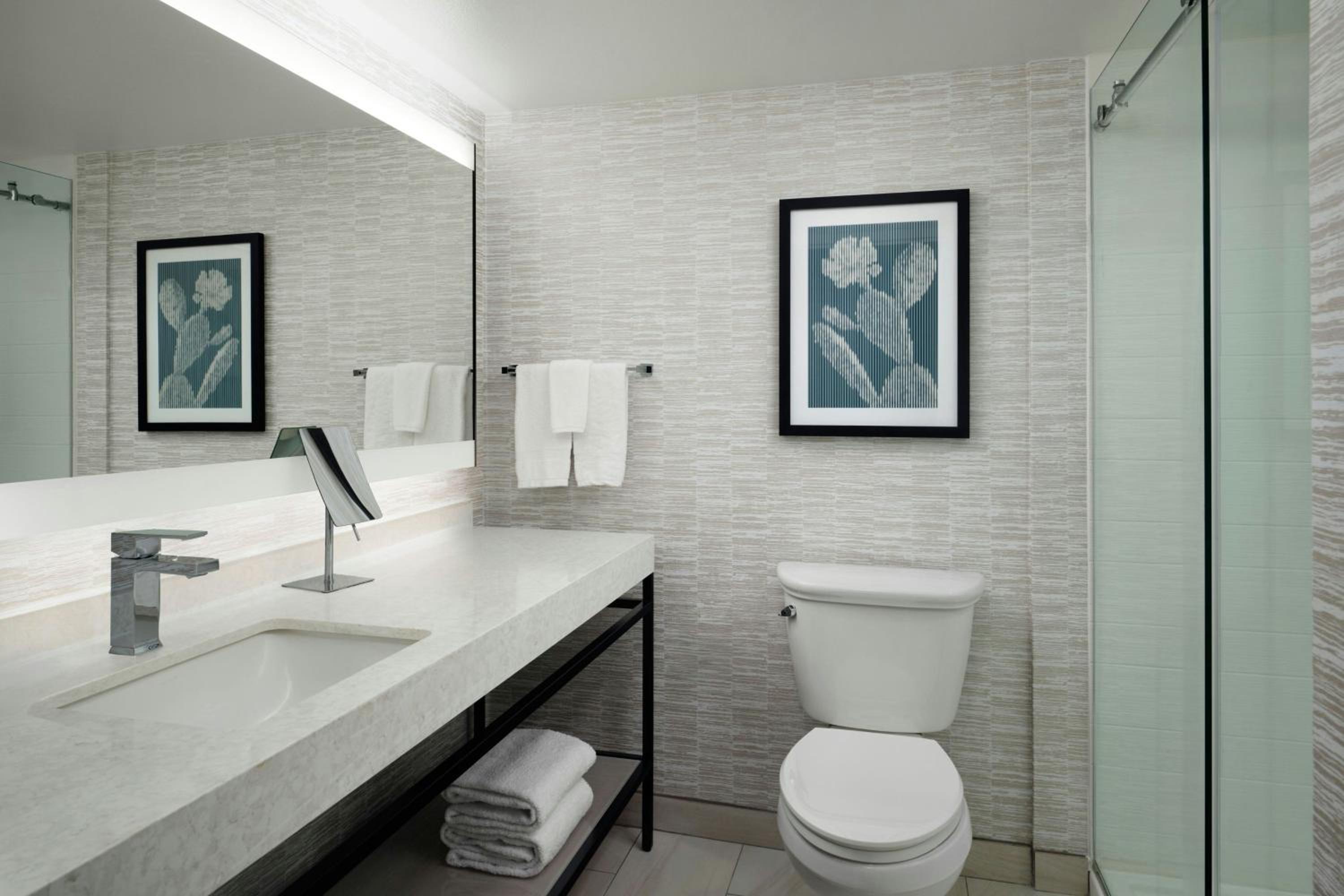 King Room with Adapted Tub - Mobility and Hearing Accessible