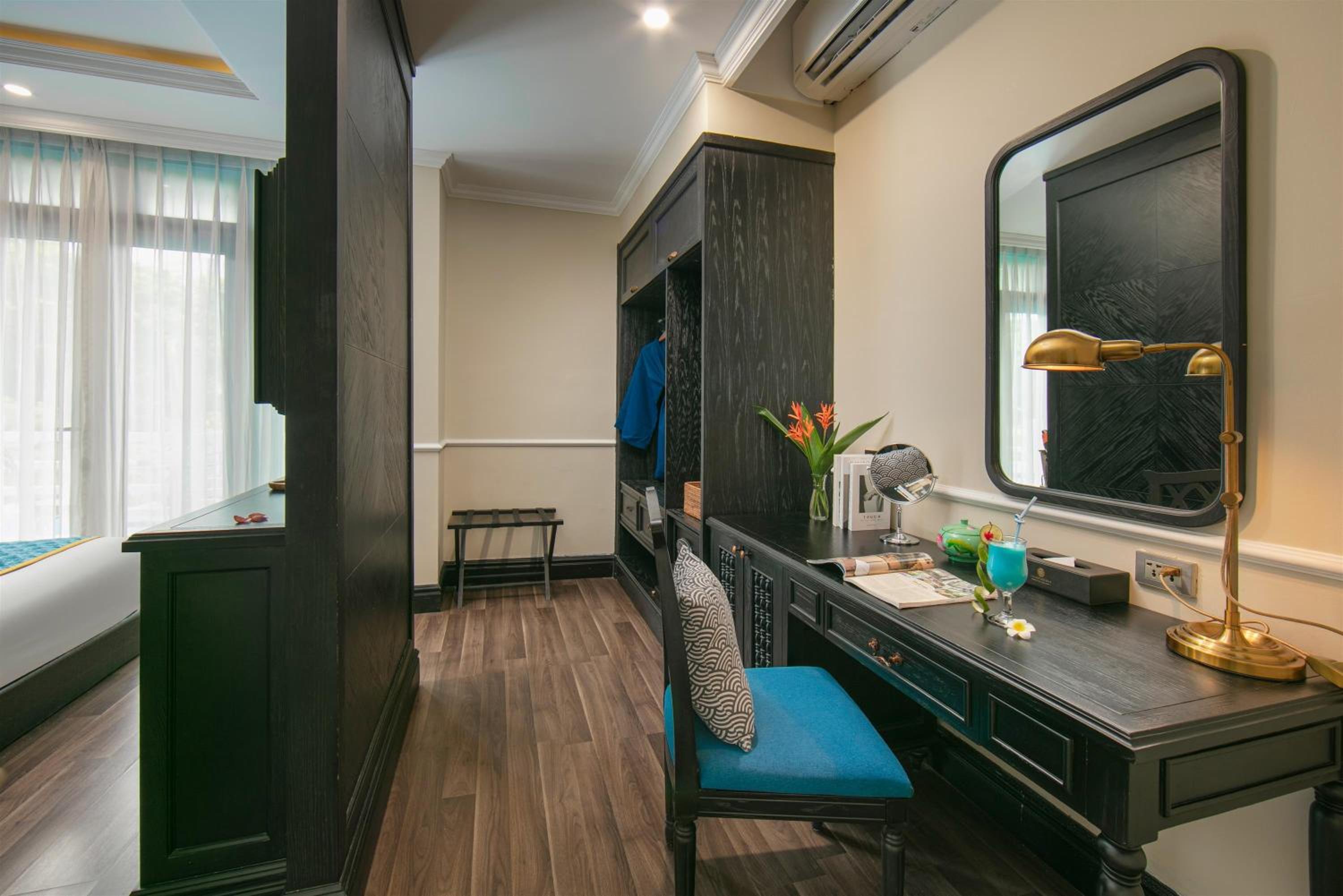 Suite Double/Twin With Balcony and Pool View