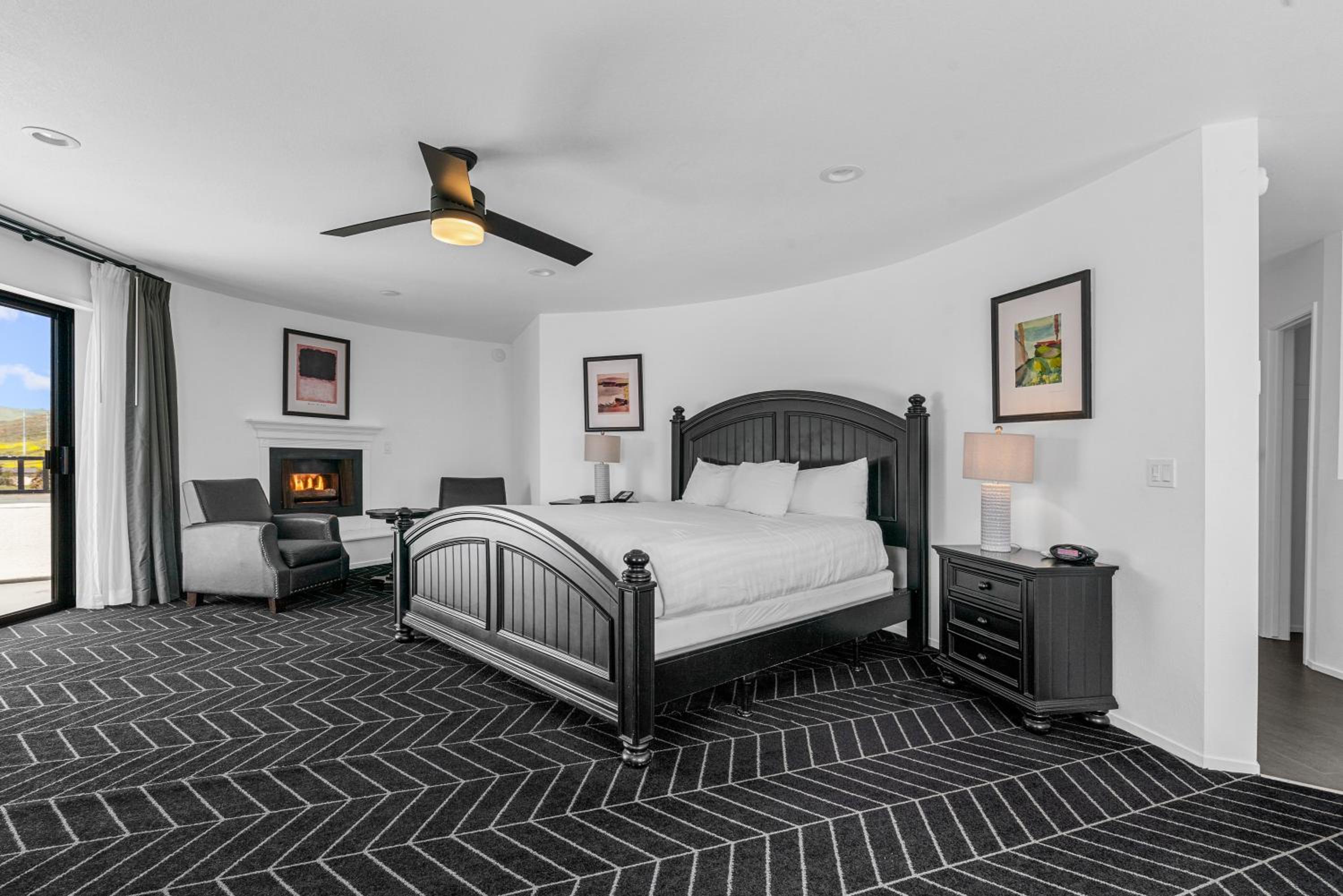 Penthouse Suite, 1 King Bed, Fireplace & Patio, Non-Smoking