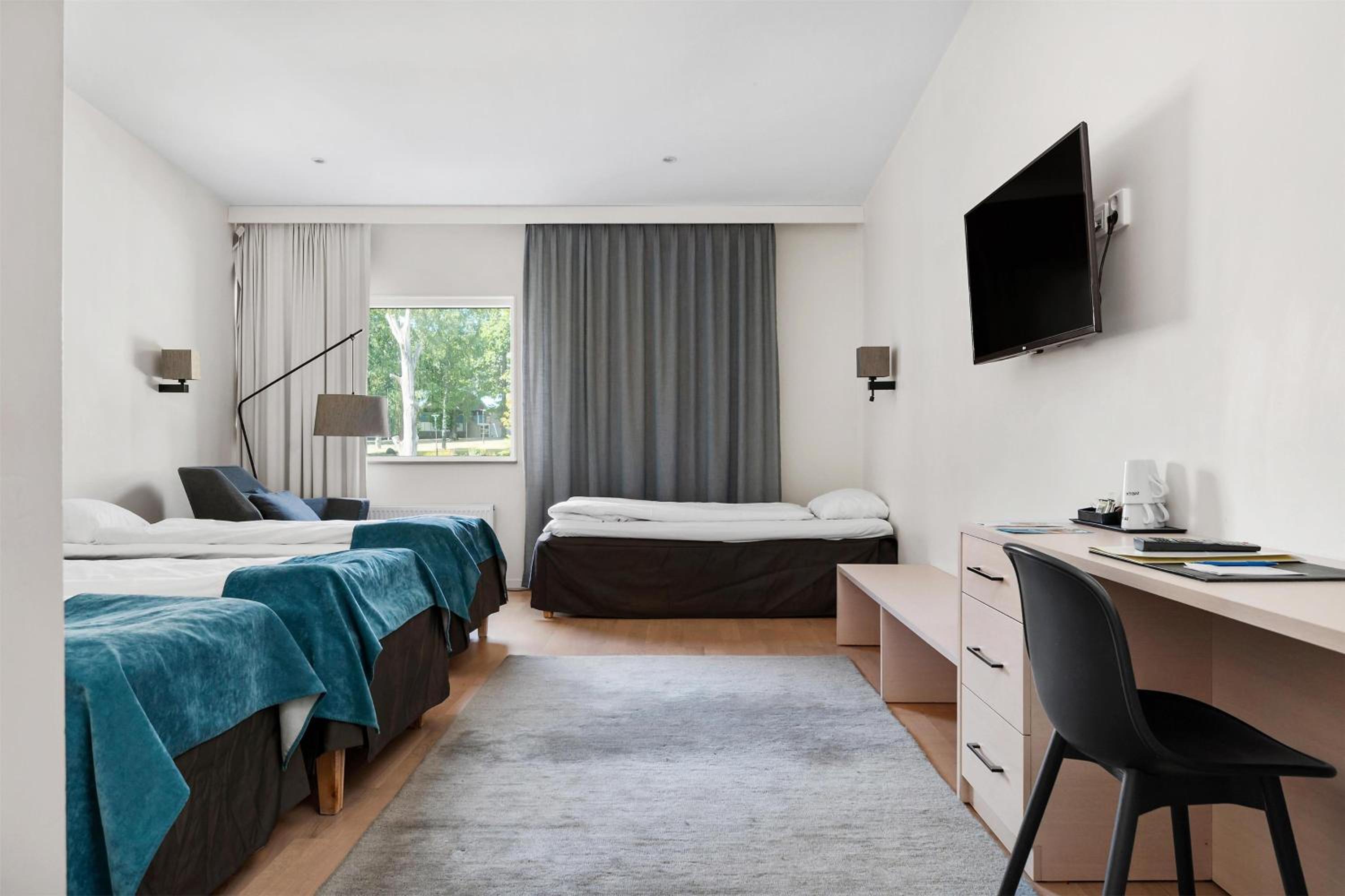 Family Room with Four Single Beds and Roll-In Shower - Disability Access/Non-Smoking