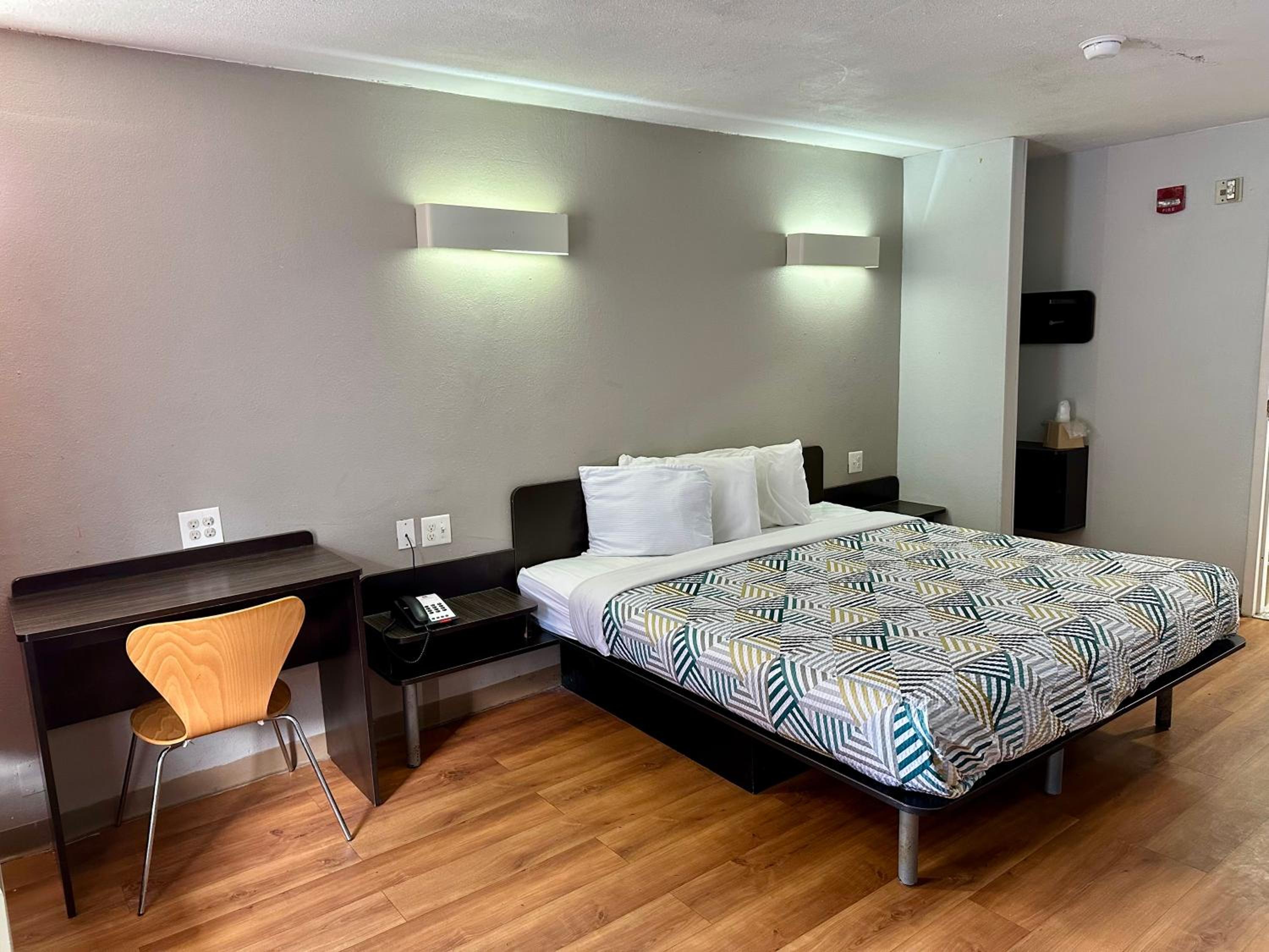 King Room with Roll-in Shower - Disability Access - Non-Smoking