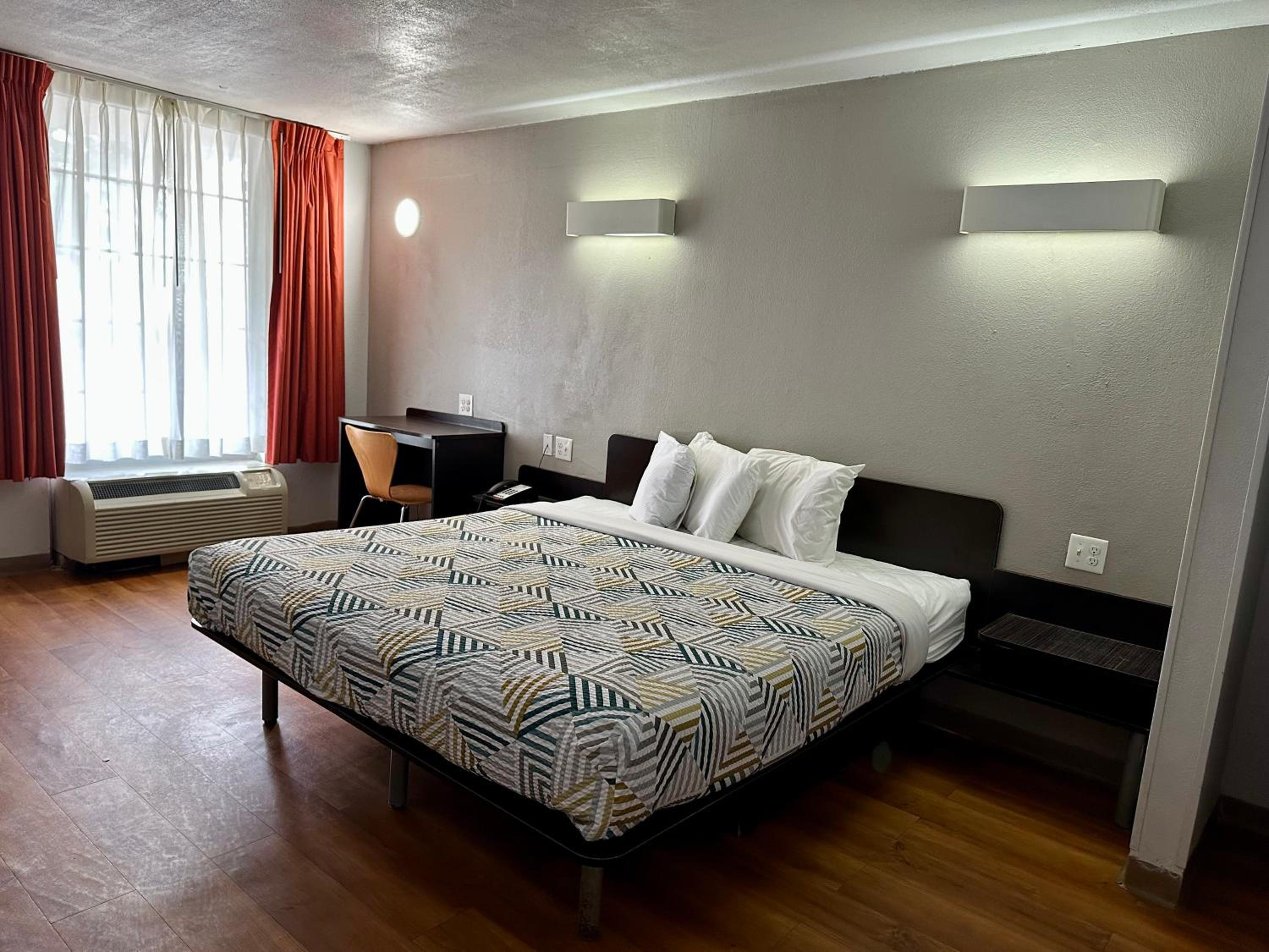 King Room with Roll-in Shower - Disability Access - Non-Smoking