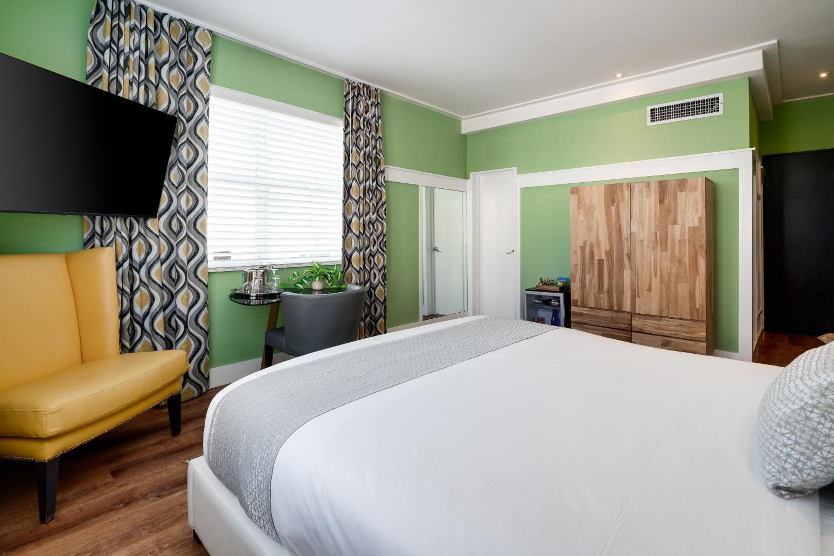  King Bedroom Pool View