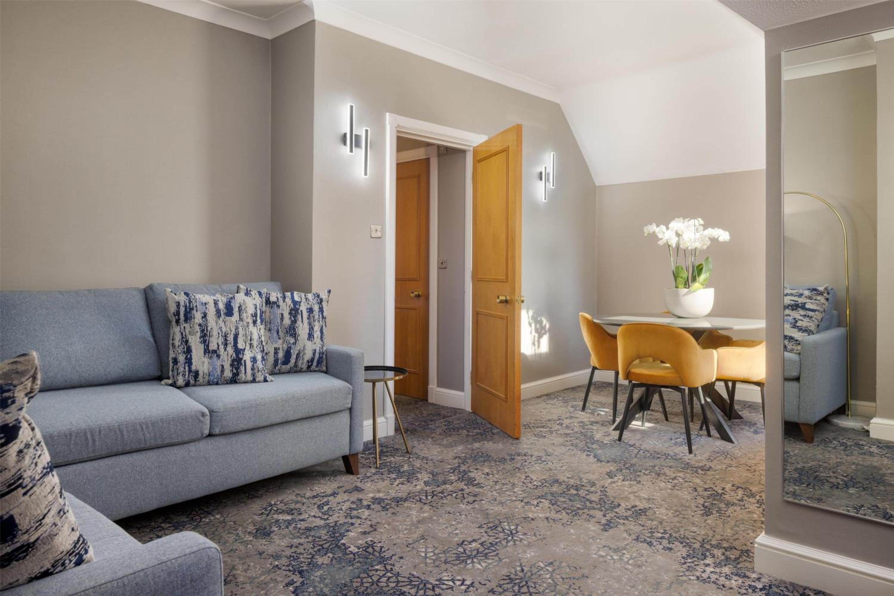 Hilton King Suite with Sofa Bed