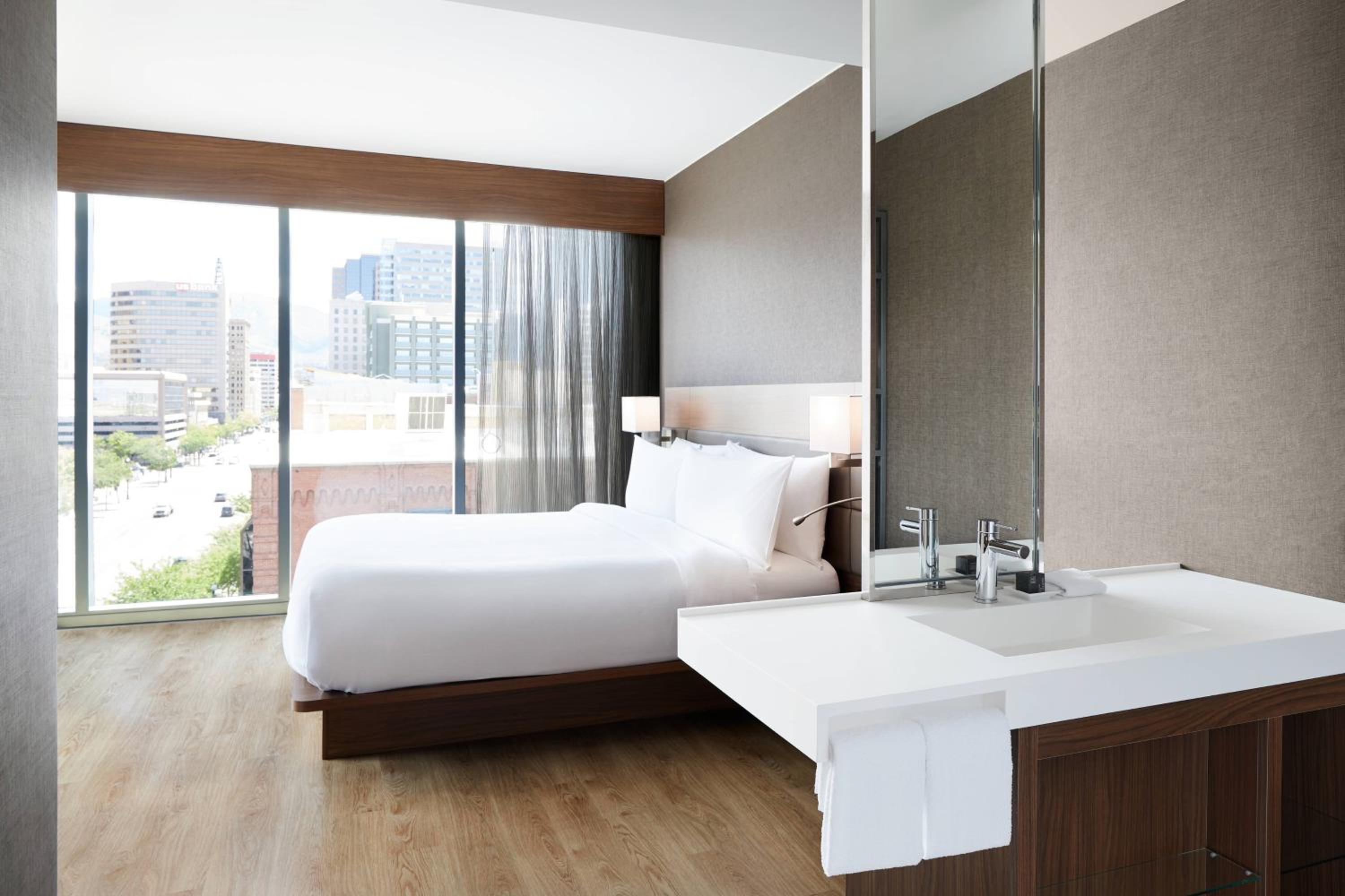 Corner King Room with City View