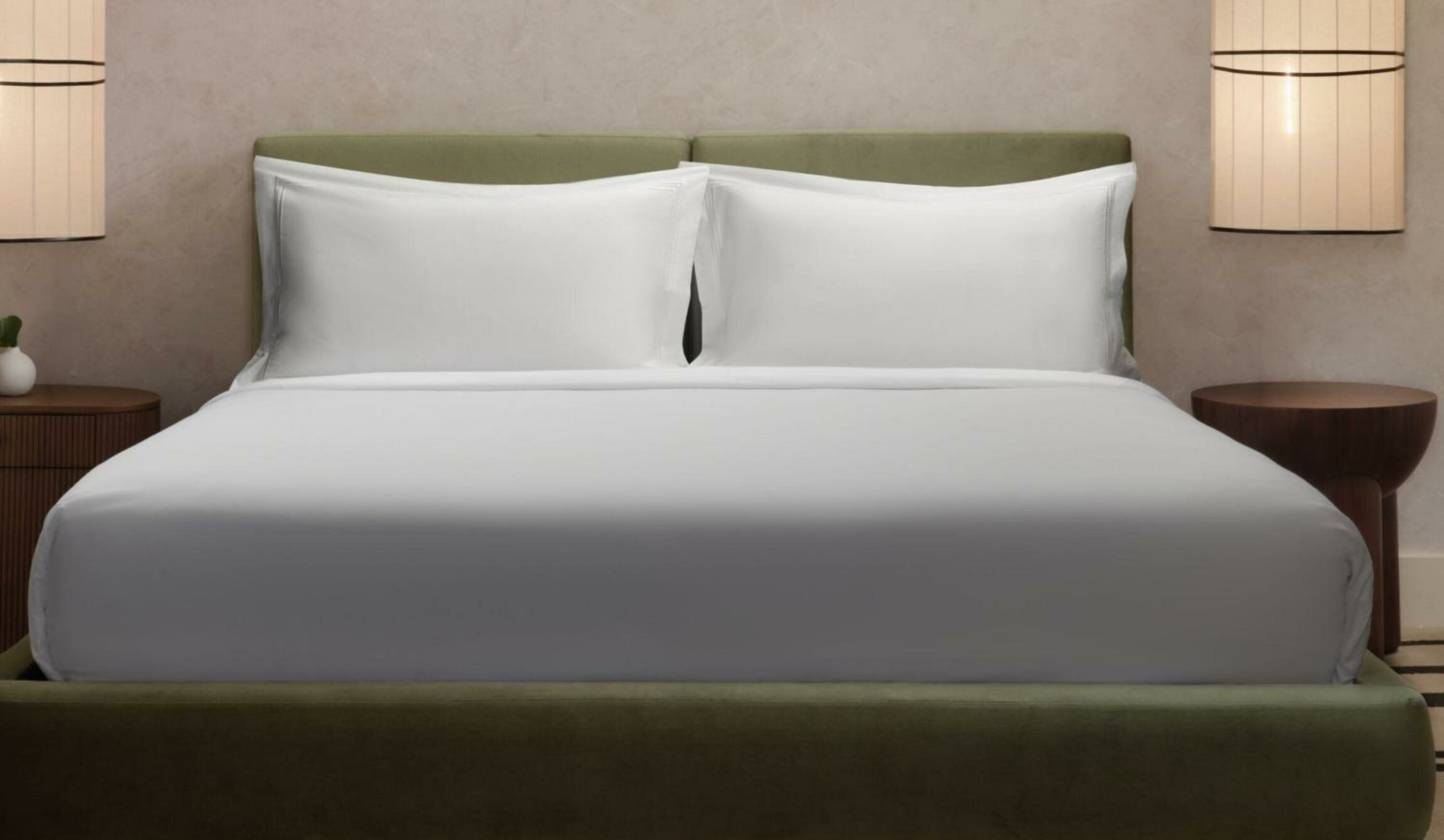 Deluxe King Room with Balcony and Partial Ocean View - Mobility Accessible with Tub