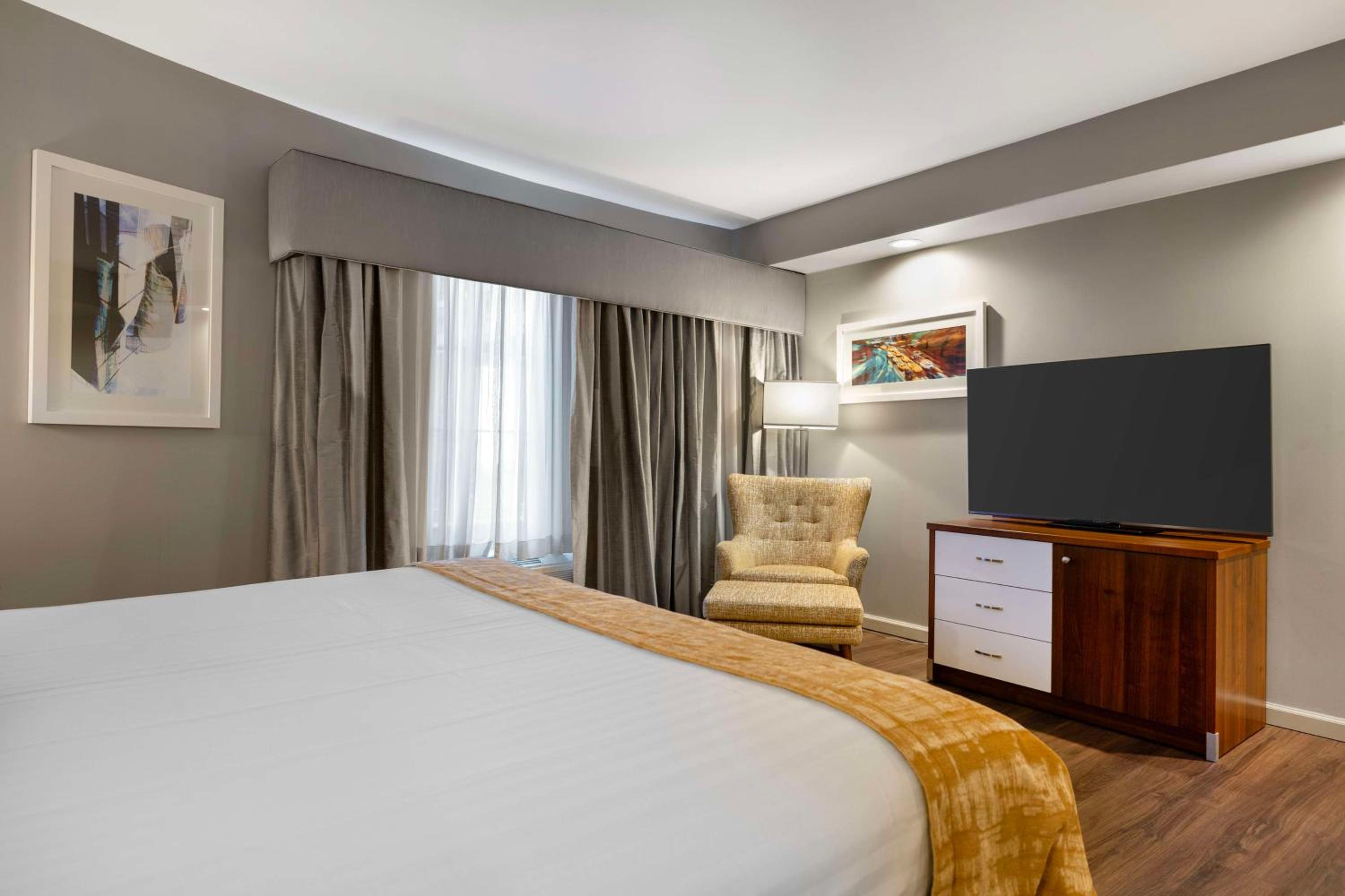 King Suite with Spa Bath - Non-Smoking