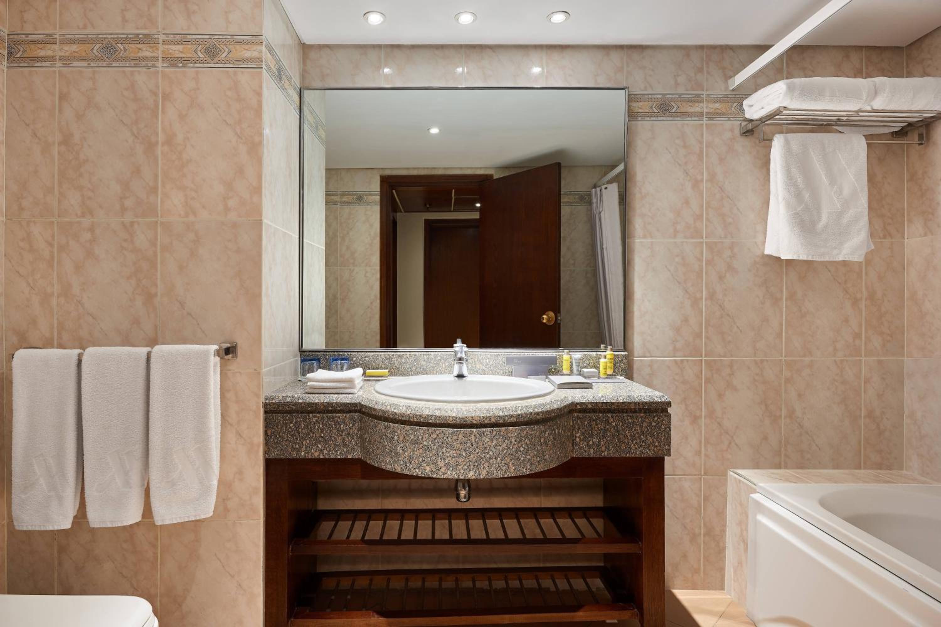 One-Bedroom Cupid King Suite with Sea View