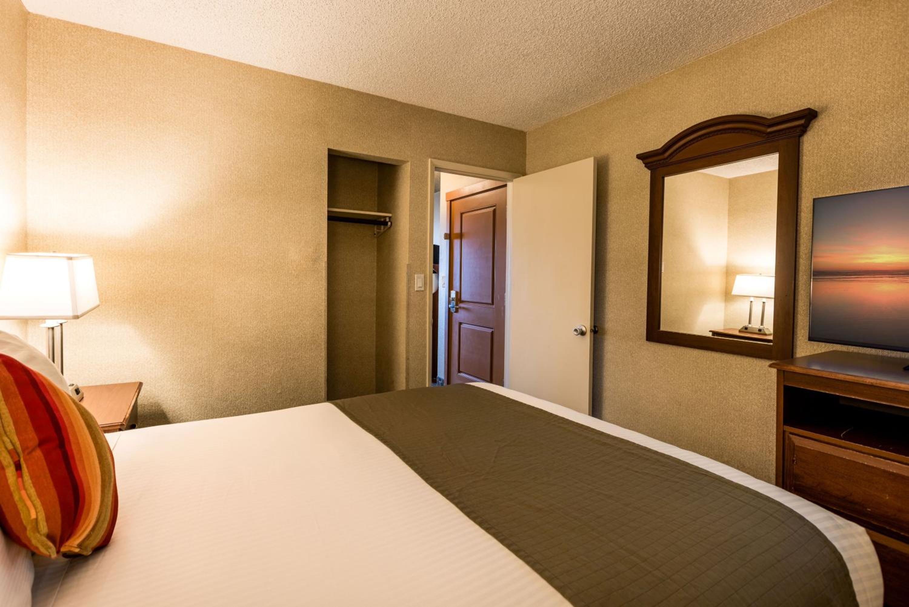 Single Queen Ocean View Suite