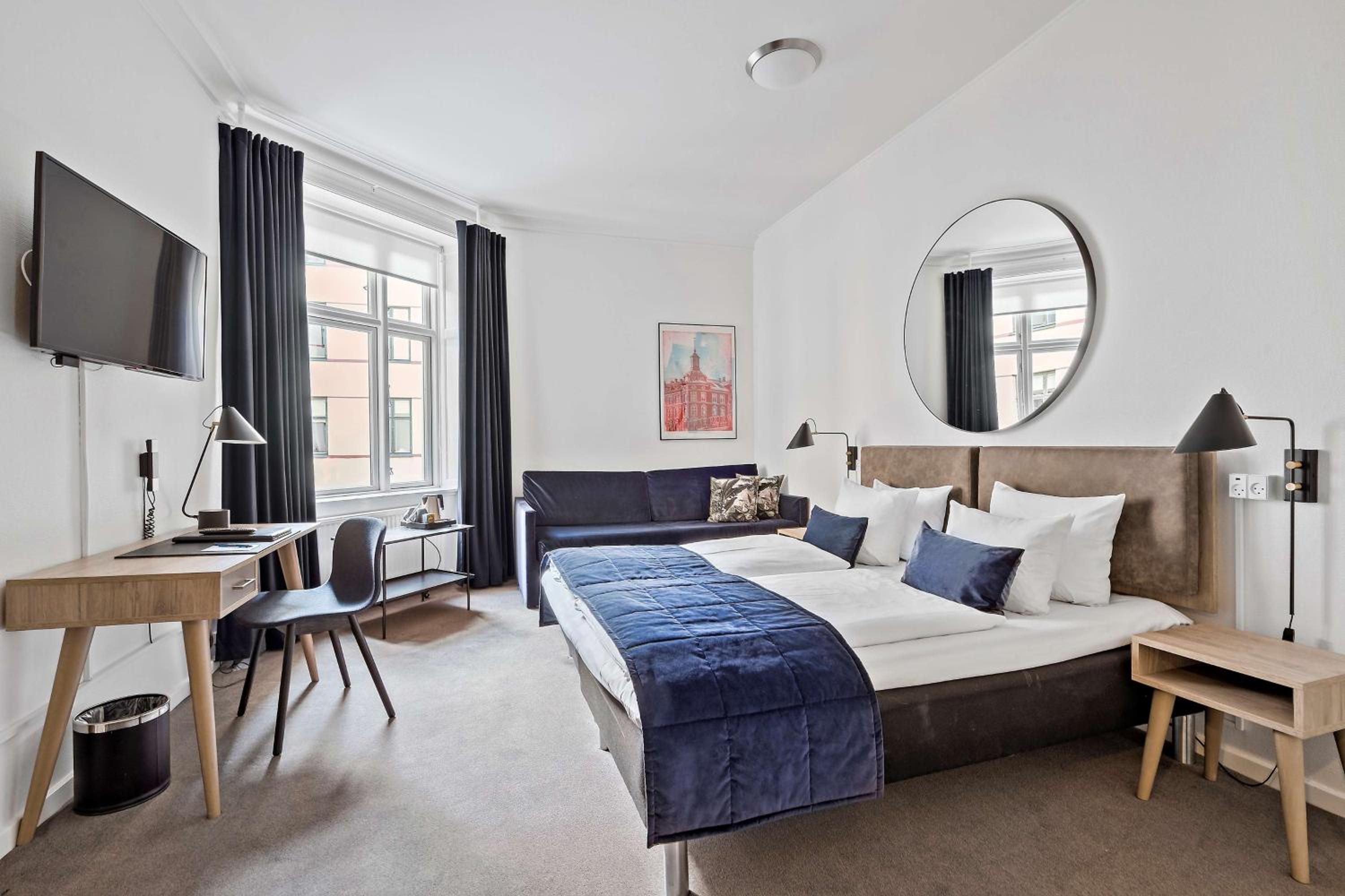 Superior King Room with Sofa Bed - Non-Smoking